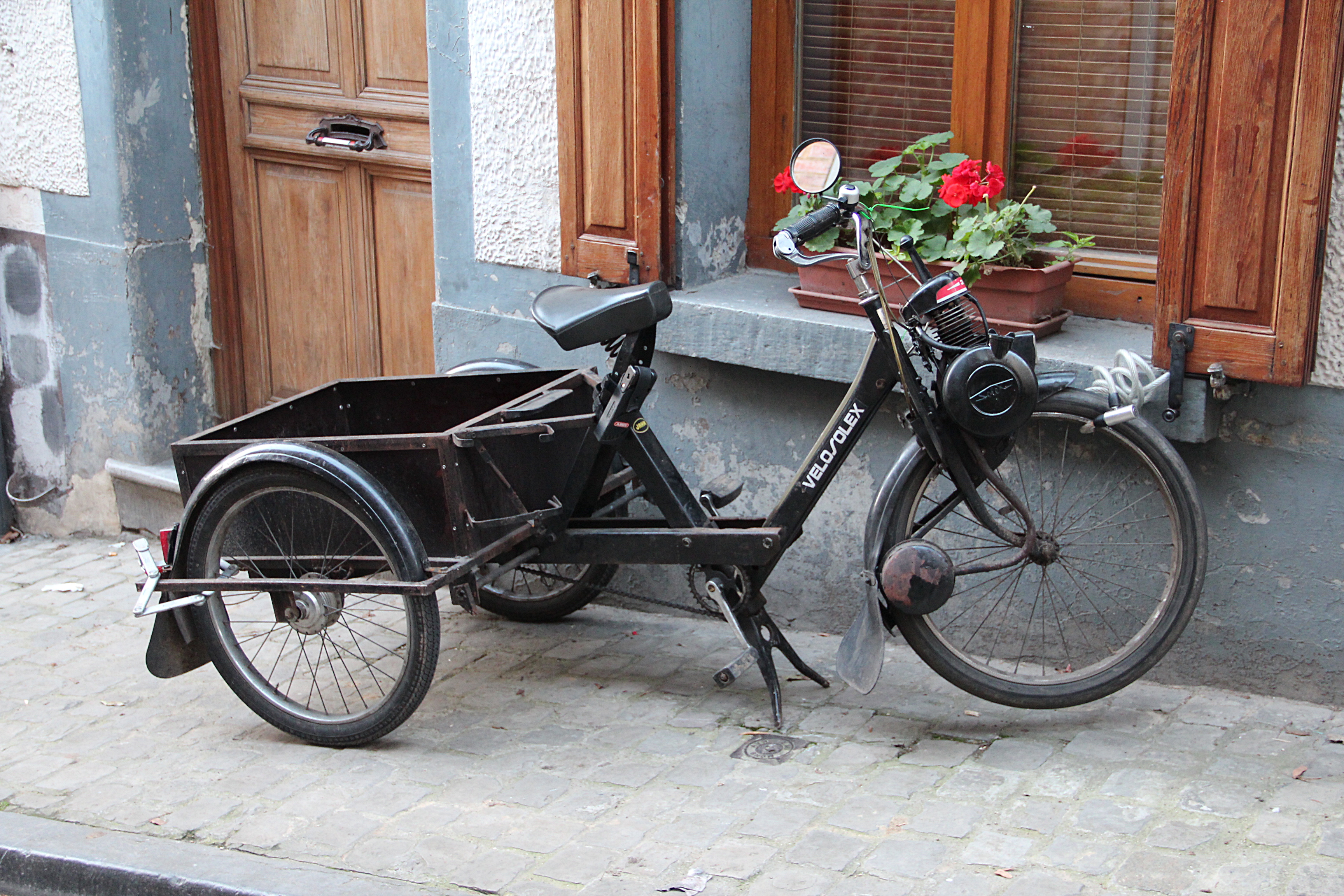 http://upload.wikimedia.org/wikipedia/commons/8/80/Tricycle_V%C3%A9loSolex_-_Mons_161112.JPG