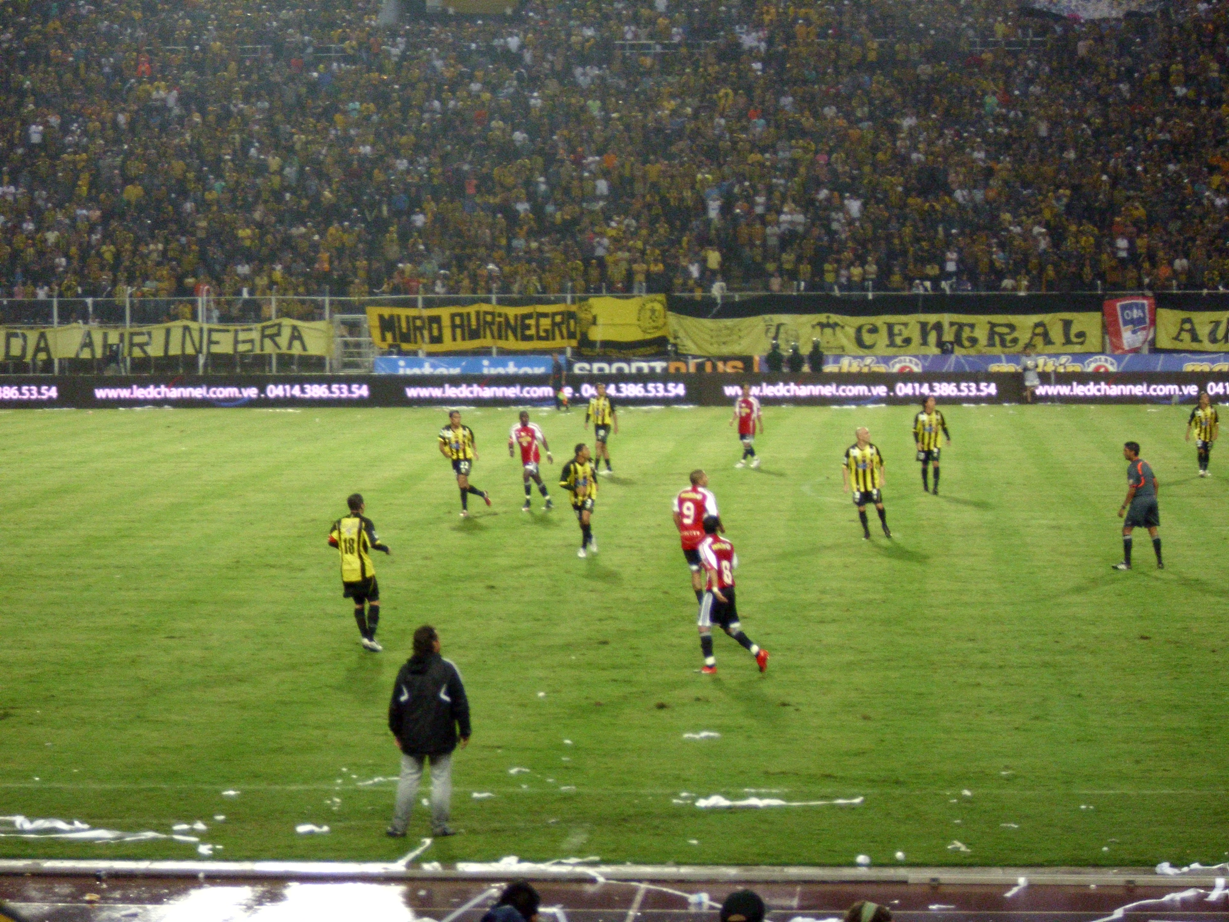 File:Clásico del fútbol venezolano.JPG - Wikimedia Commons