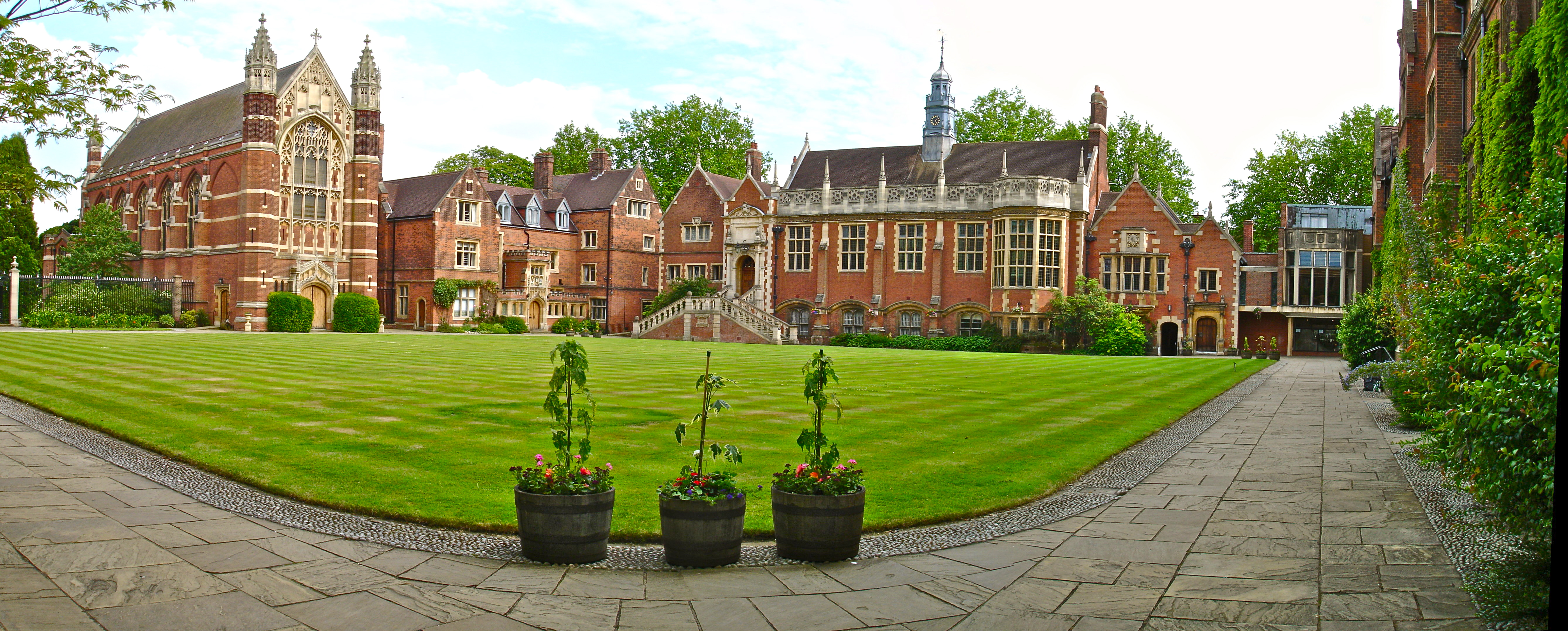 http://upload.wikimedia.org/wikipedia/commons/8/81/Selwyn_College_Old_Court_Panorama_from_North-West_corner.jpg