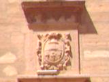 Escudo municipal bajo el reloj, inscripción S.P.V.R. (Senatus Populusque Villa Robletannus).