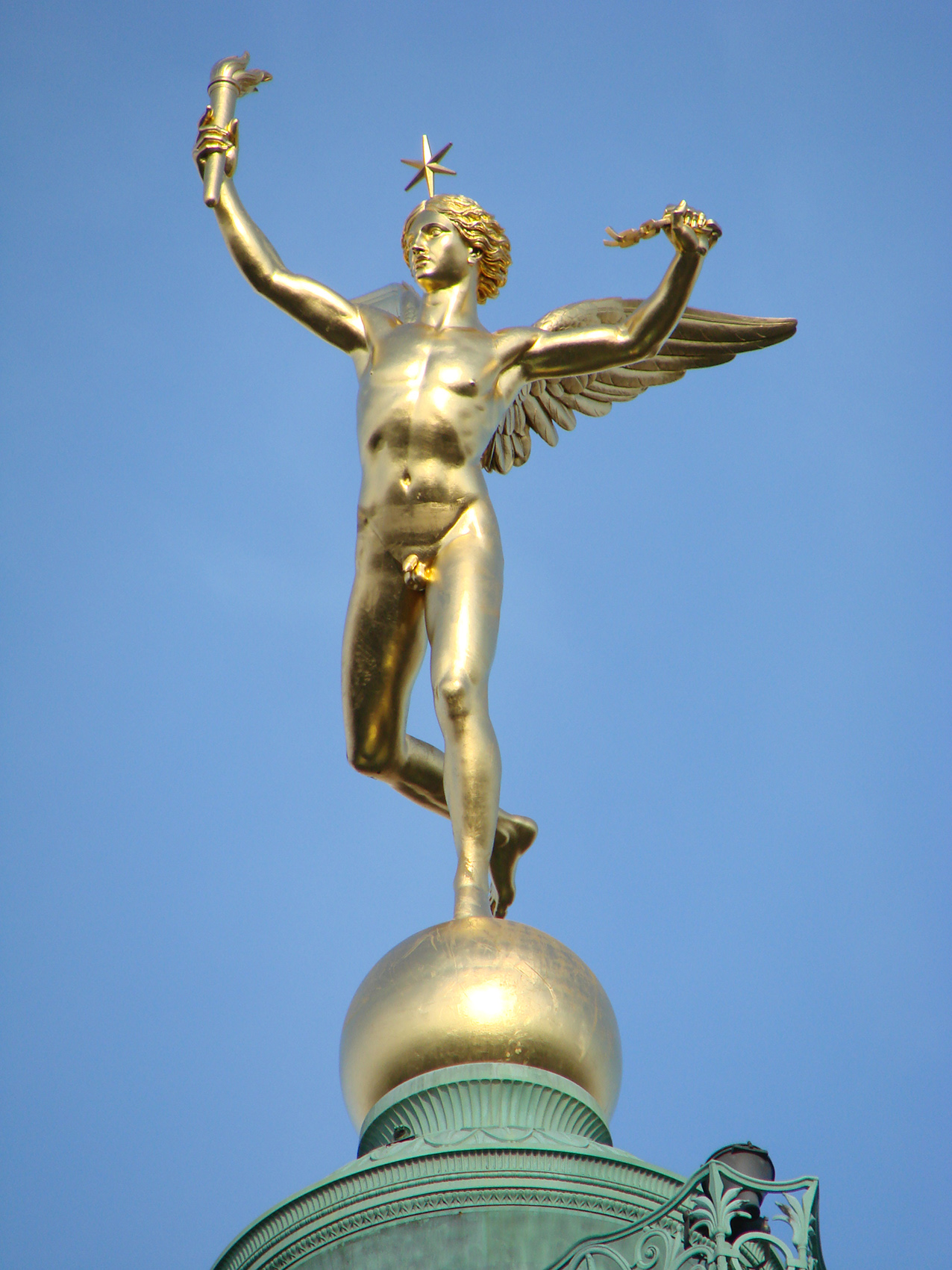 Le génie de la liberté de la colonne de juillet, place de la Bastille, Paris
