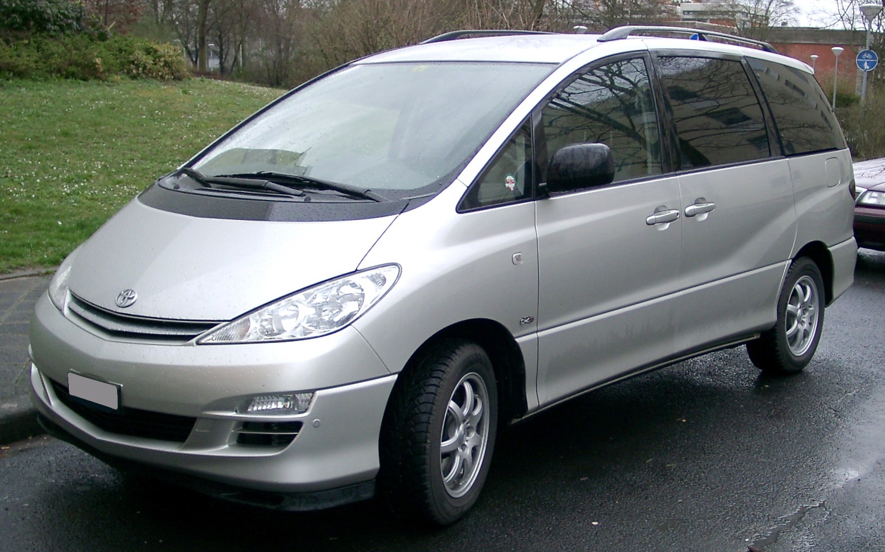 http://upload.wikimedia.org/wikipedia/commons/8/82/Toyota_Previa_front_20080303.jpg