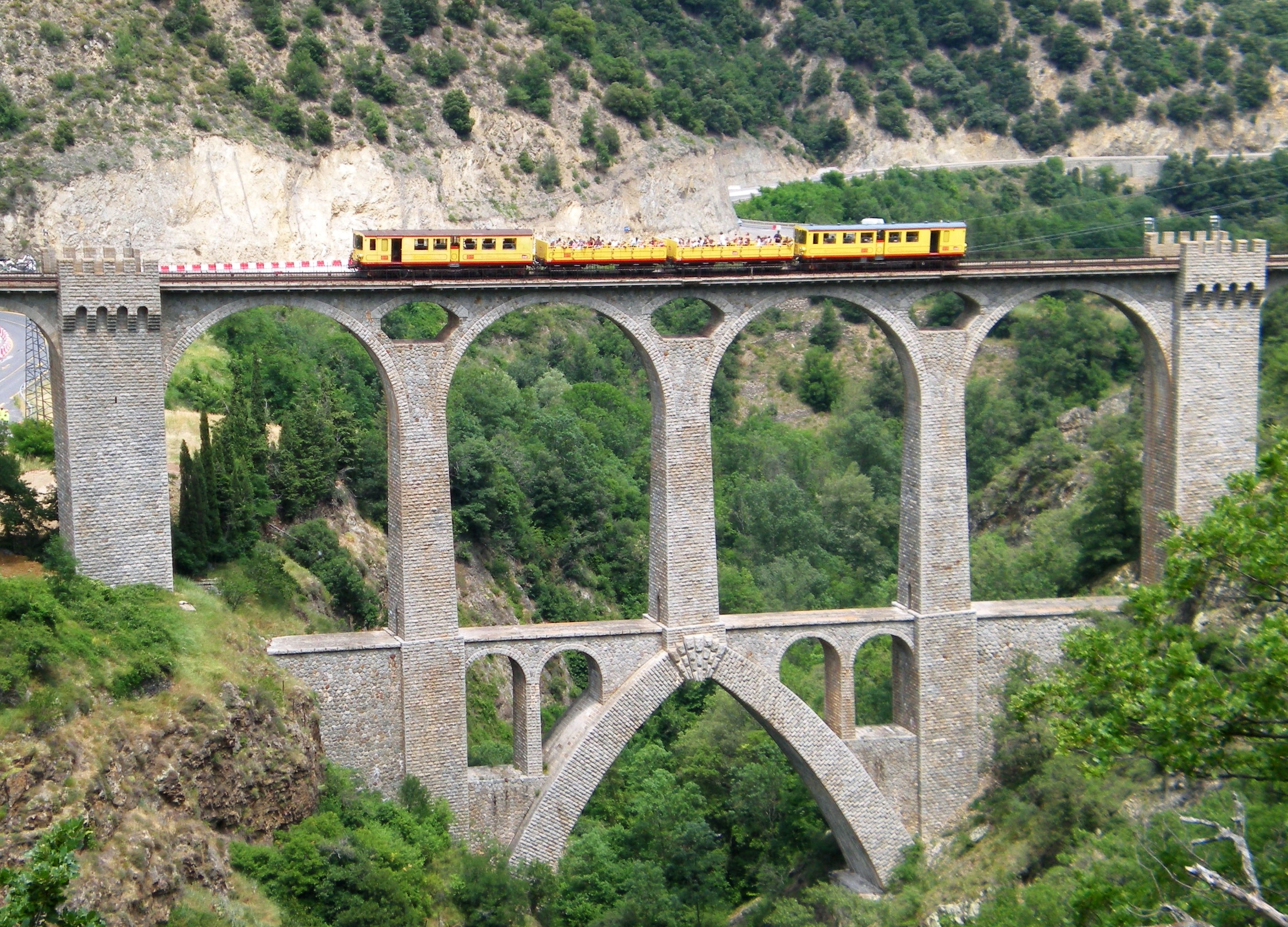 Fichier:Viaduc sejourne , train jaune, fontpedrouse.jpg — Wikipédia