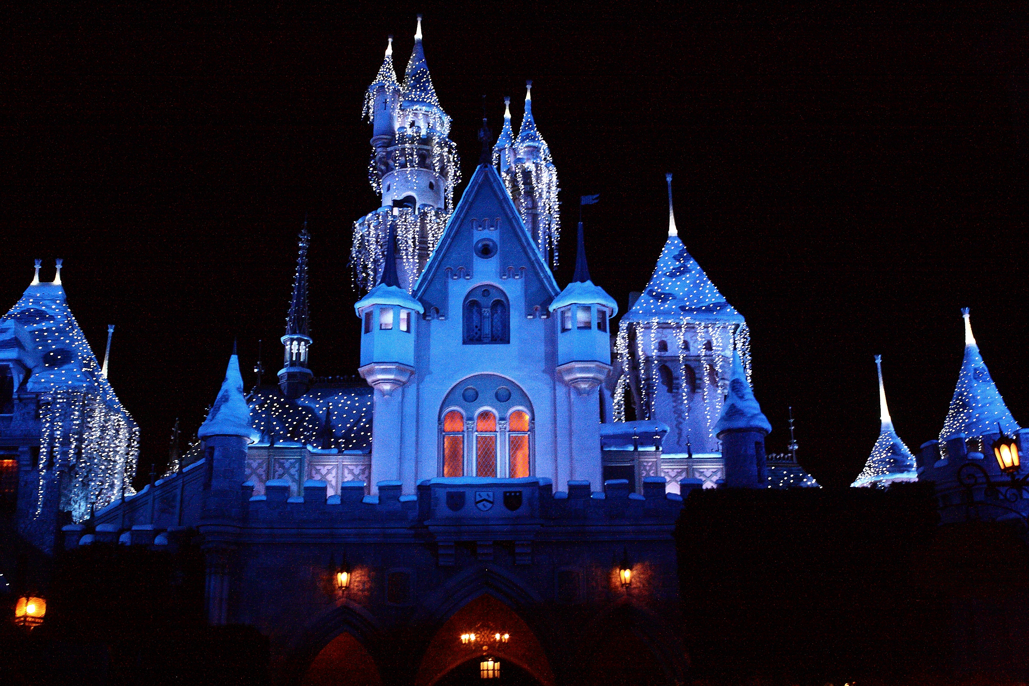 Description Disneyland Castle Christmas Decorations.jpg