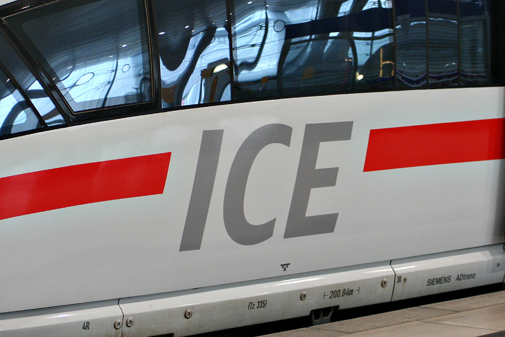 Das aktuelle ICE-Logo in der Schriftart DB Head auf einem ICE 3