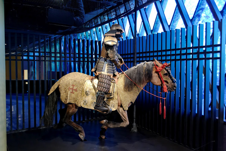 Mounted_samurai_showing_uma_yoroi_or_bagai_%28horse_armor%29.jpg