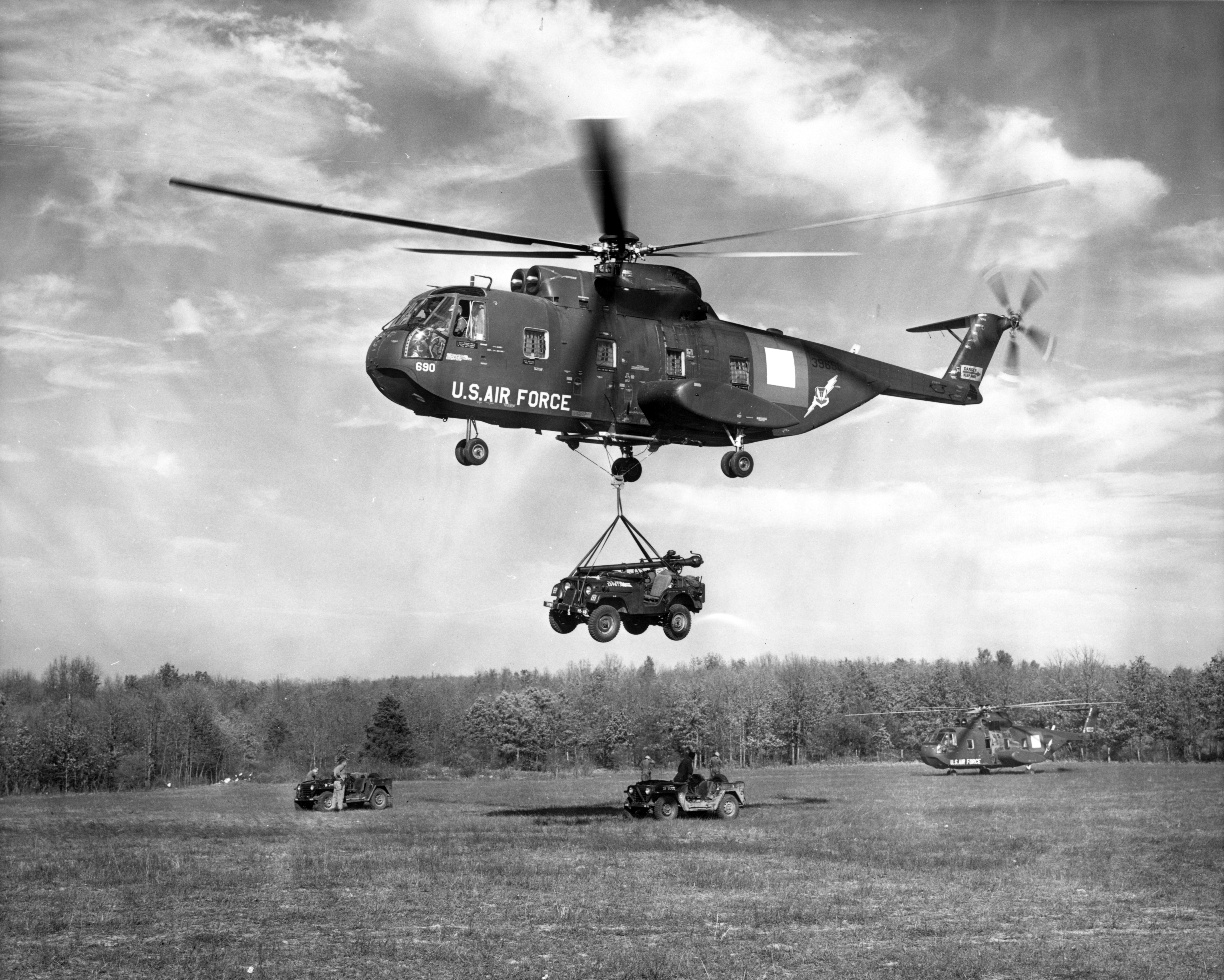 CH-3C_lifts_jeep_during_Gold_Fire_I_1964.jpg