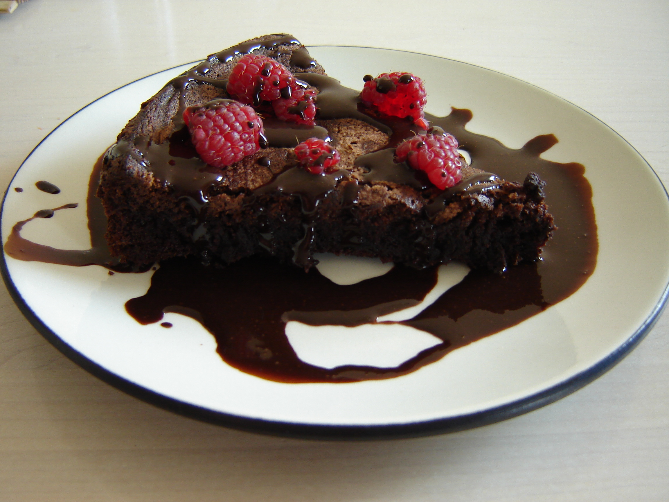 http://upload.wikimedia.org/wikipedia/commons/8/84/Chocolate_Cake_Flourless_(1).jpg