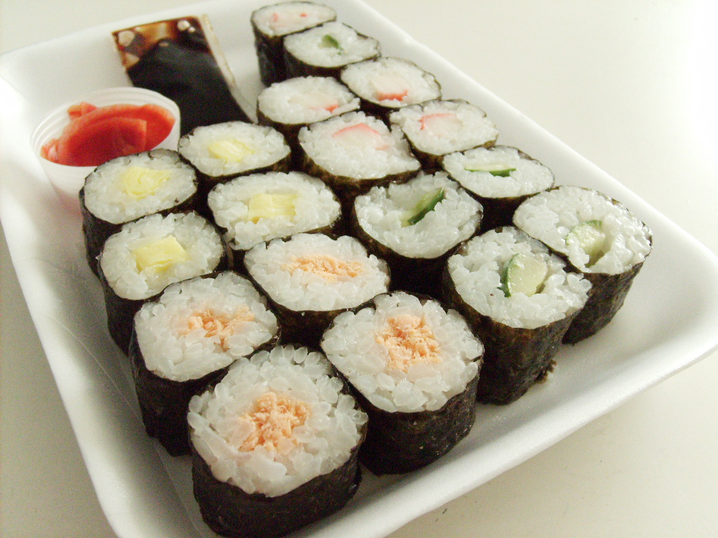 File:Sushi platter with omelette, cooked salmon, kani and cucumber ...