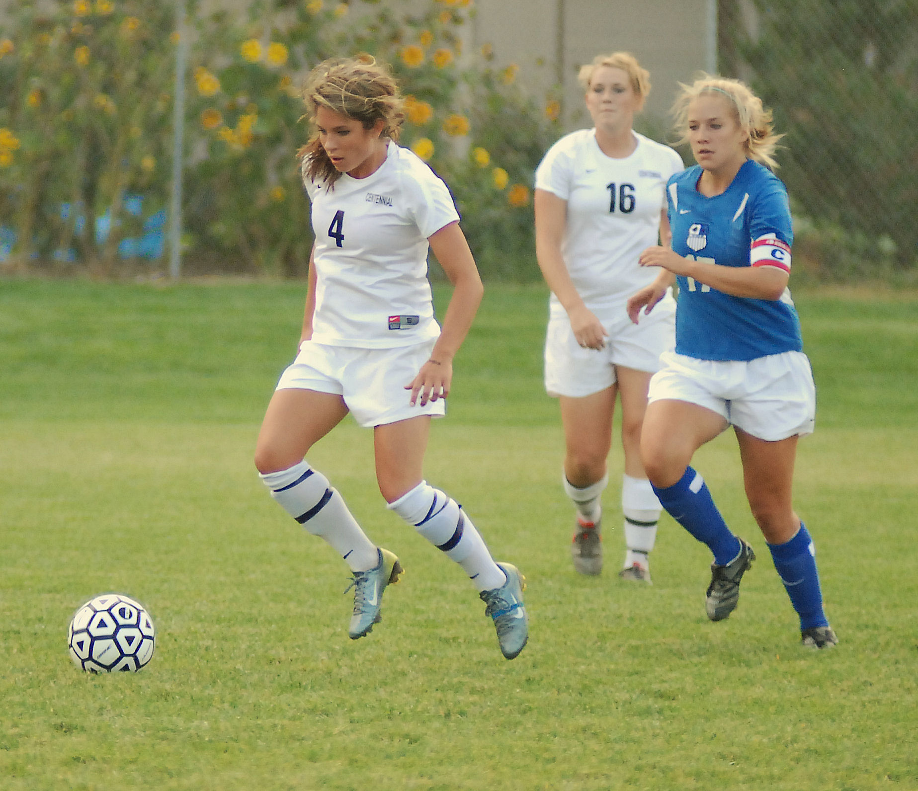 קובץ:Girls playing Soccer.jpg - ויקיפדיה