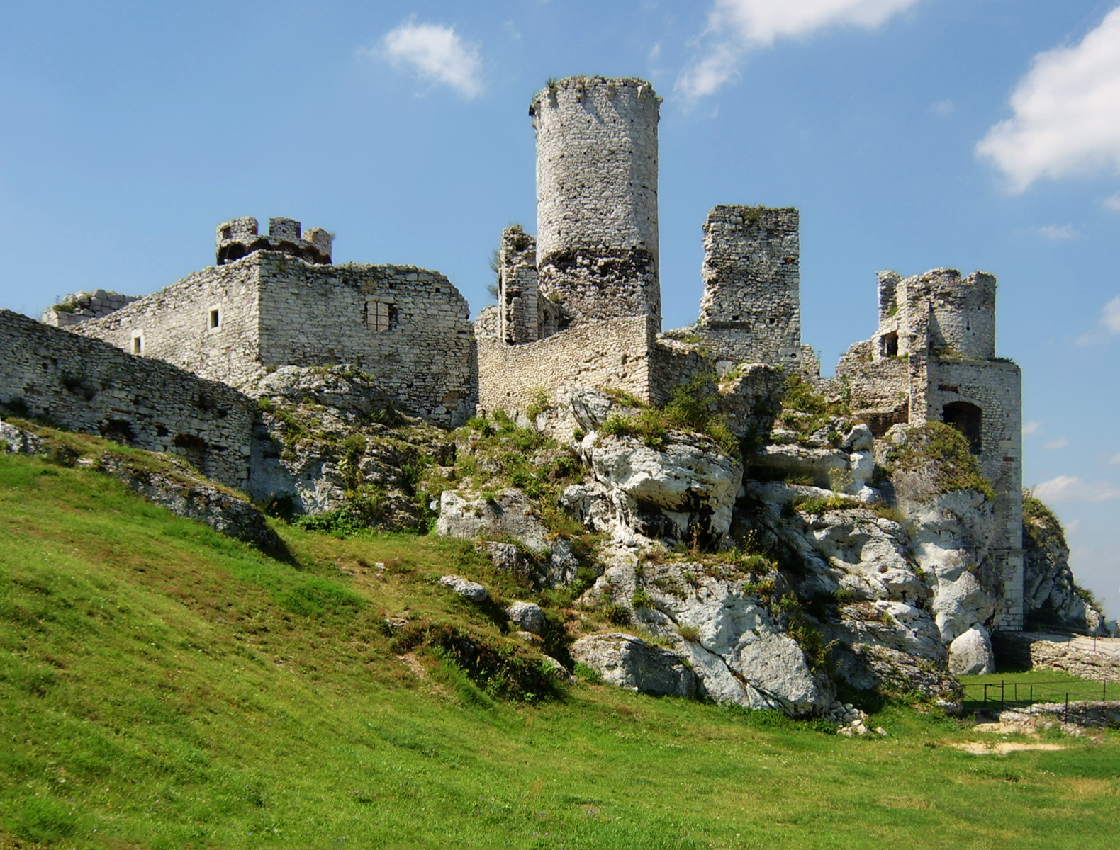 Ruiny Zamku Ogrodzieniec – widok od strony wschodniej