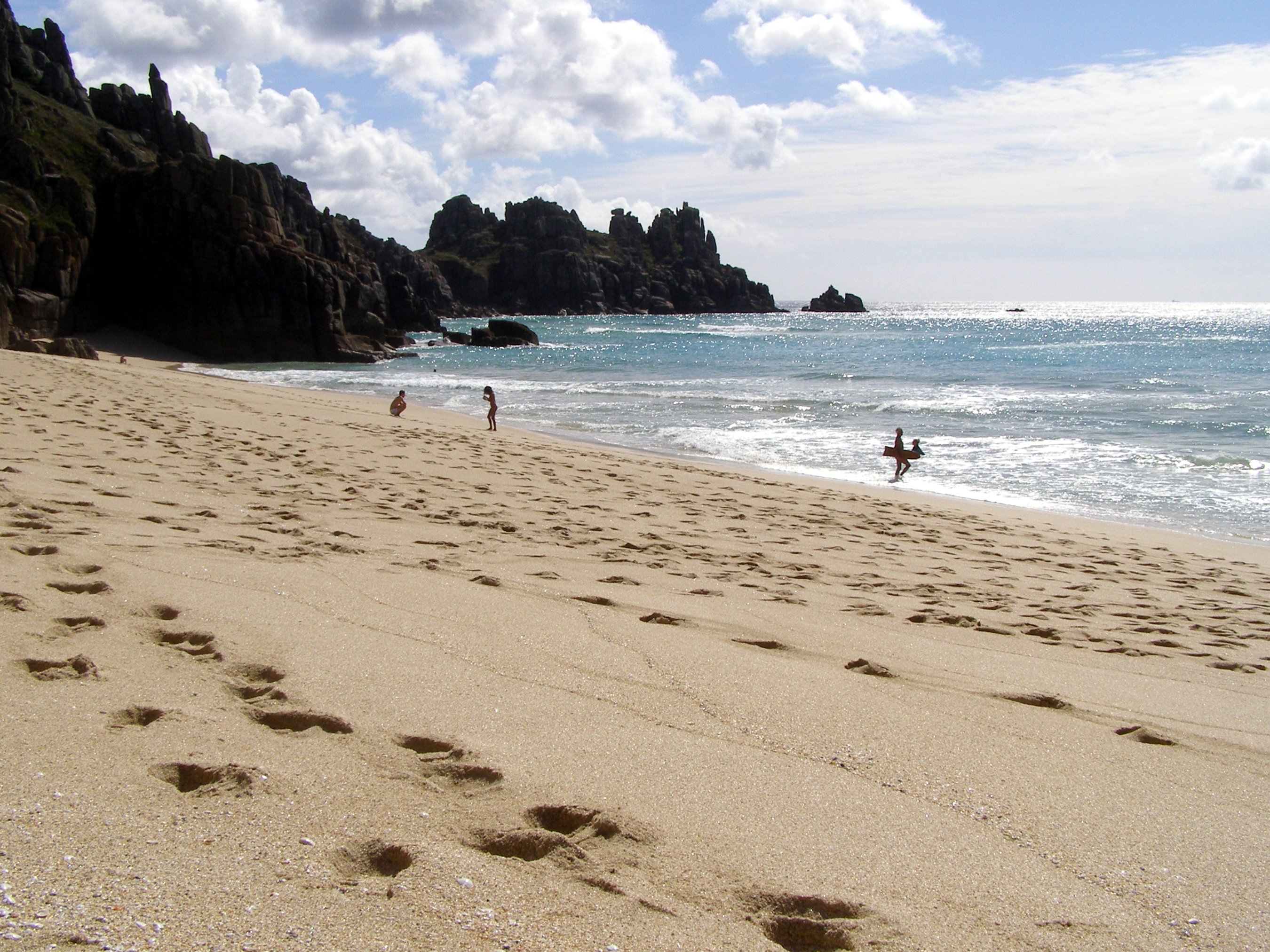 http://upload.wikimedia.org/wikipedia/commons/8/86/Pednvounder_beach_footprints.jpg