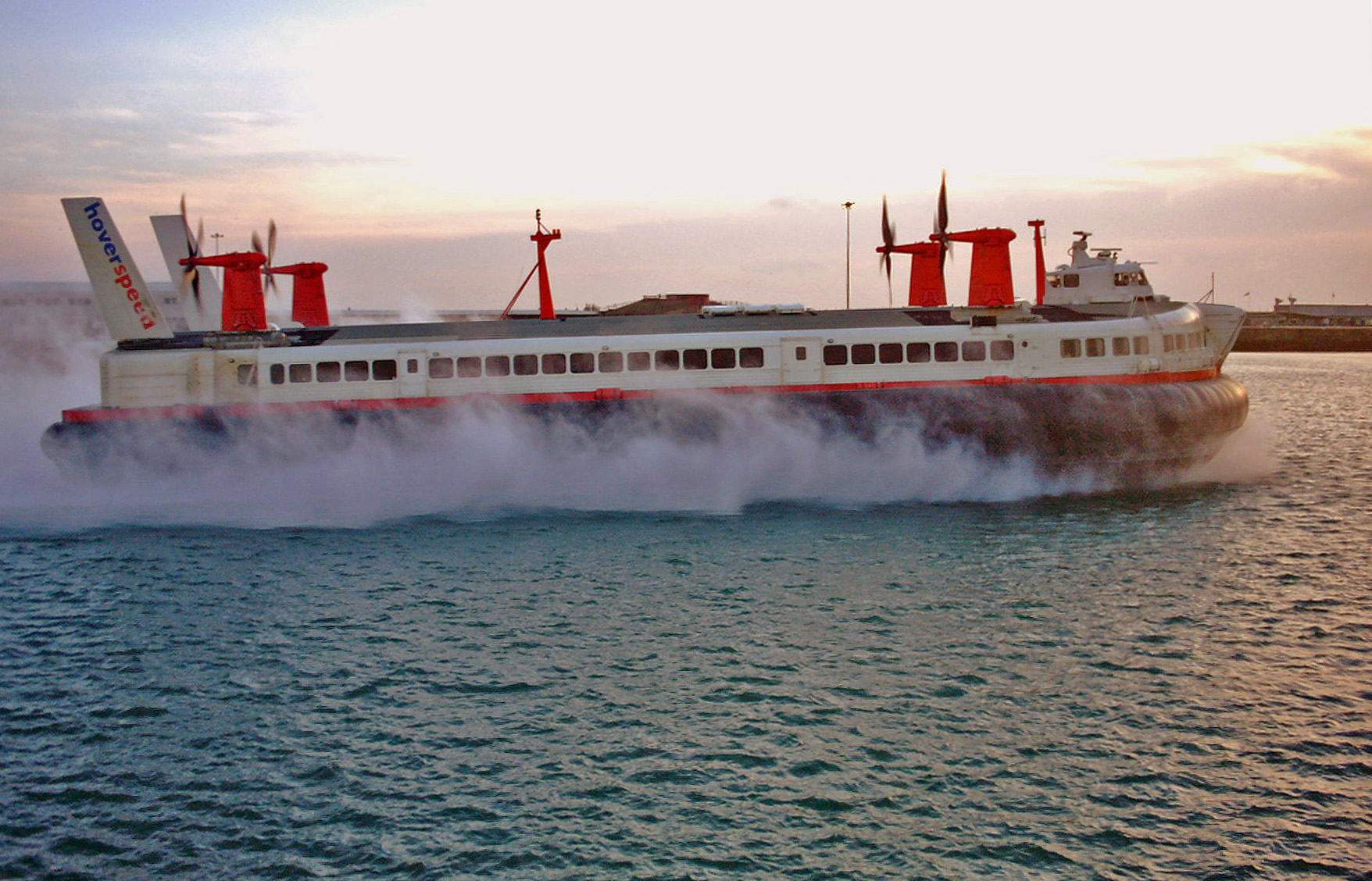 SRN4_Hovercraft_Mountbatten_Class.jpg