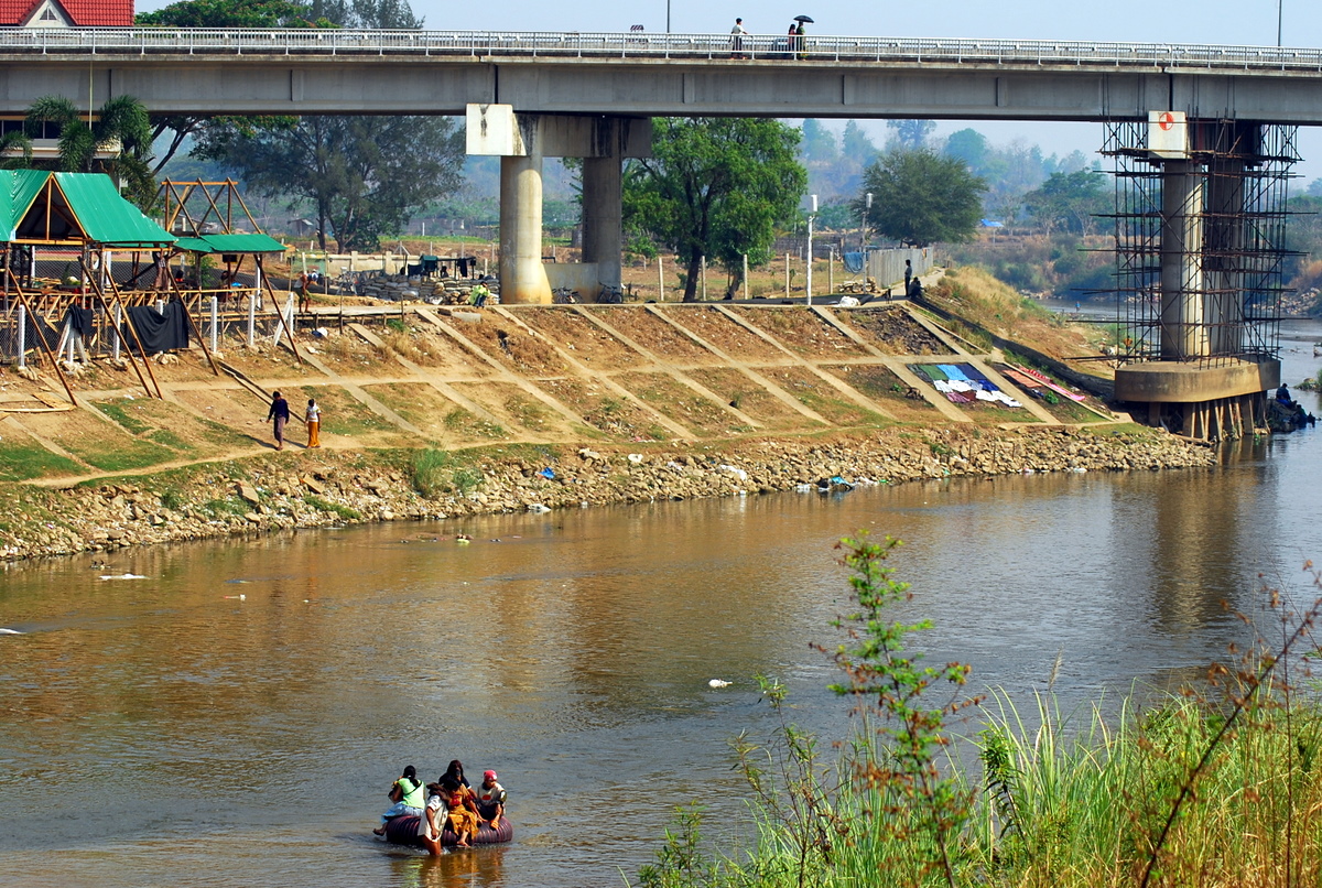 Thai-Myanmar Friendship Bridge at Mae Sot, Thailand.jpg