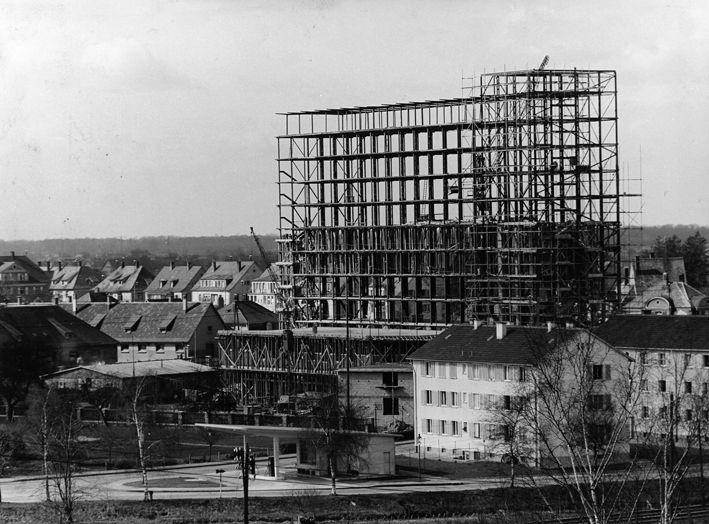 Verwaltungsgebäude (in Bau) in Baden-Baden - Quelle: Wikimedia