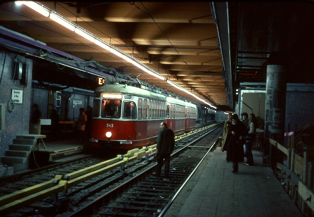 067L33100380 2er Linie Ustrab, Umbau für U Bahnbetrieb, Haltestelle Volkstheater, Linie E2, Typ L 543, l3, l3 10.03.1980.jpg
