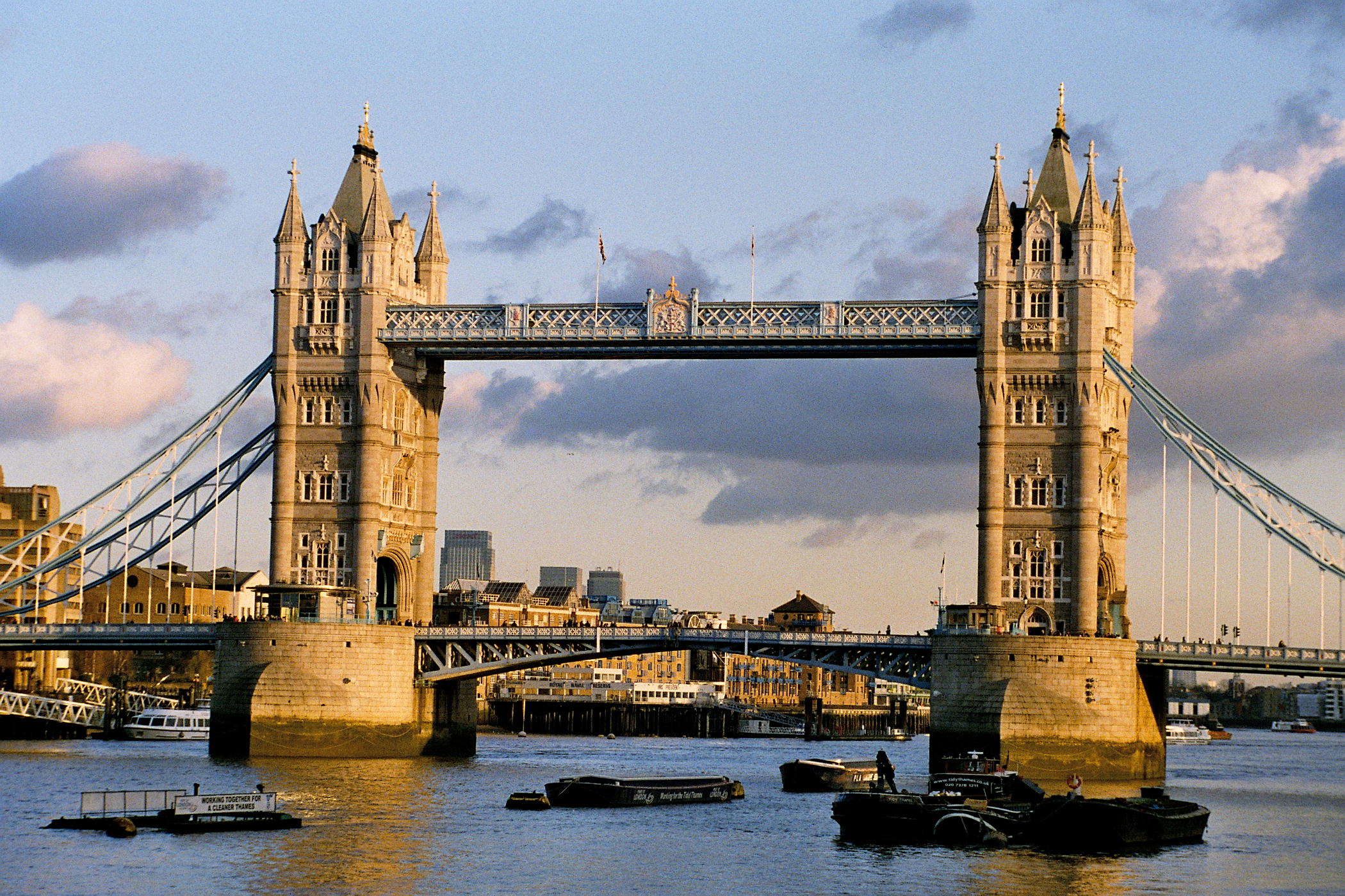 Tower_Bridge_sunset_December_2006.jpg