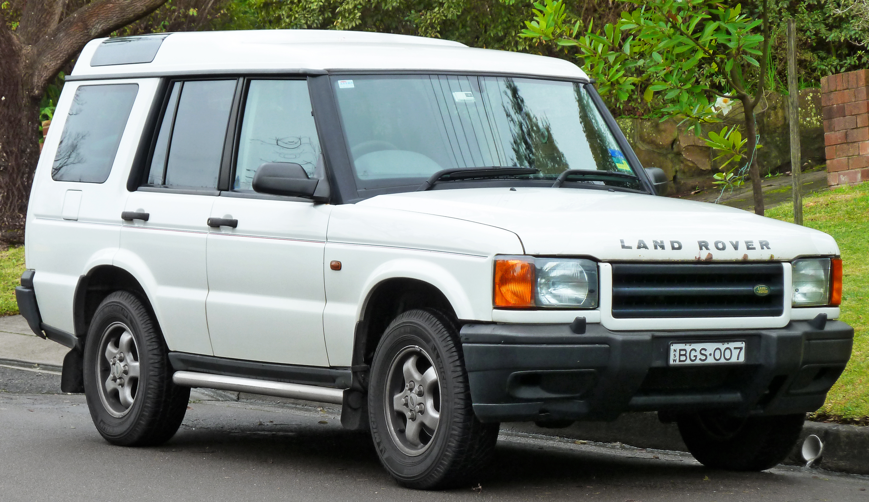 File:1999-2000 Land Rover Discovery II Td5 5-door wagon ...