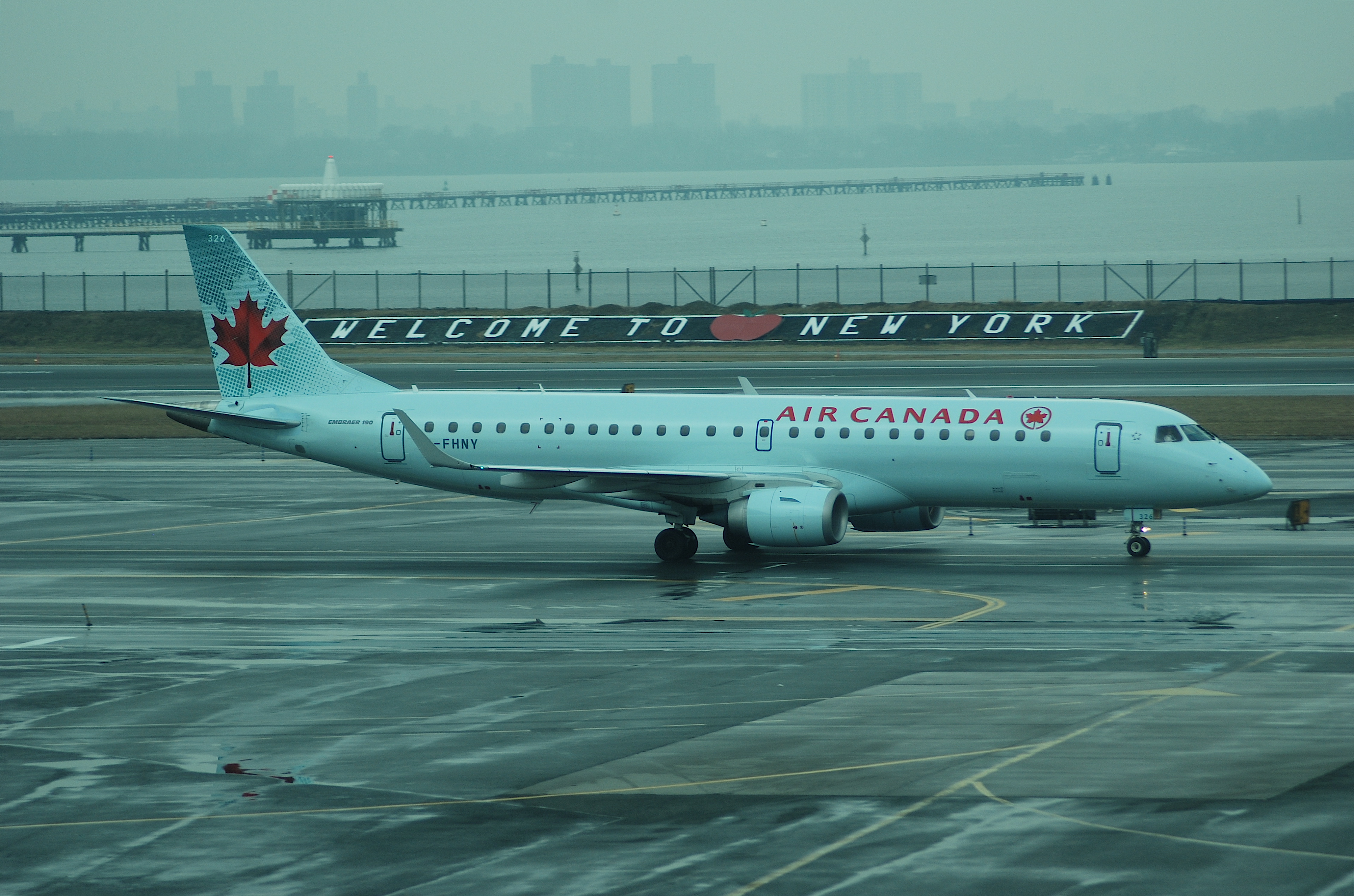 Air_Canada_Embraer_ERJ-190,_C-FHNY@LGA,0