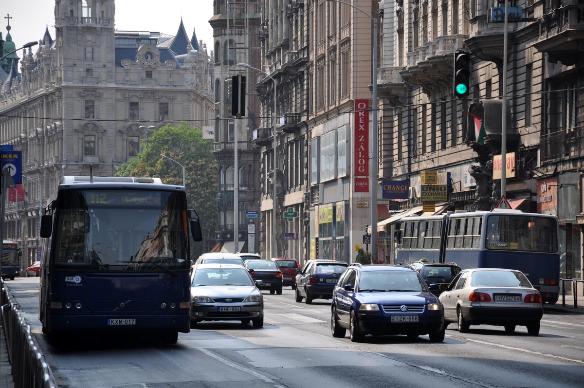 Fő utak (autóval vagy busszal) Kossuth_Lajos_utca,_Budapest_01