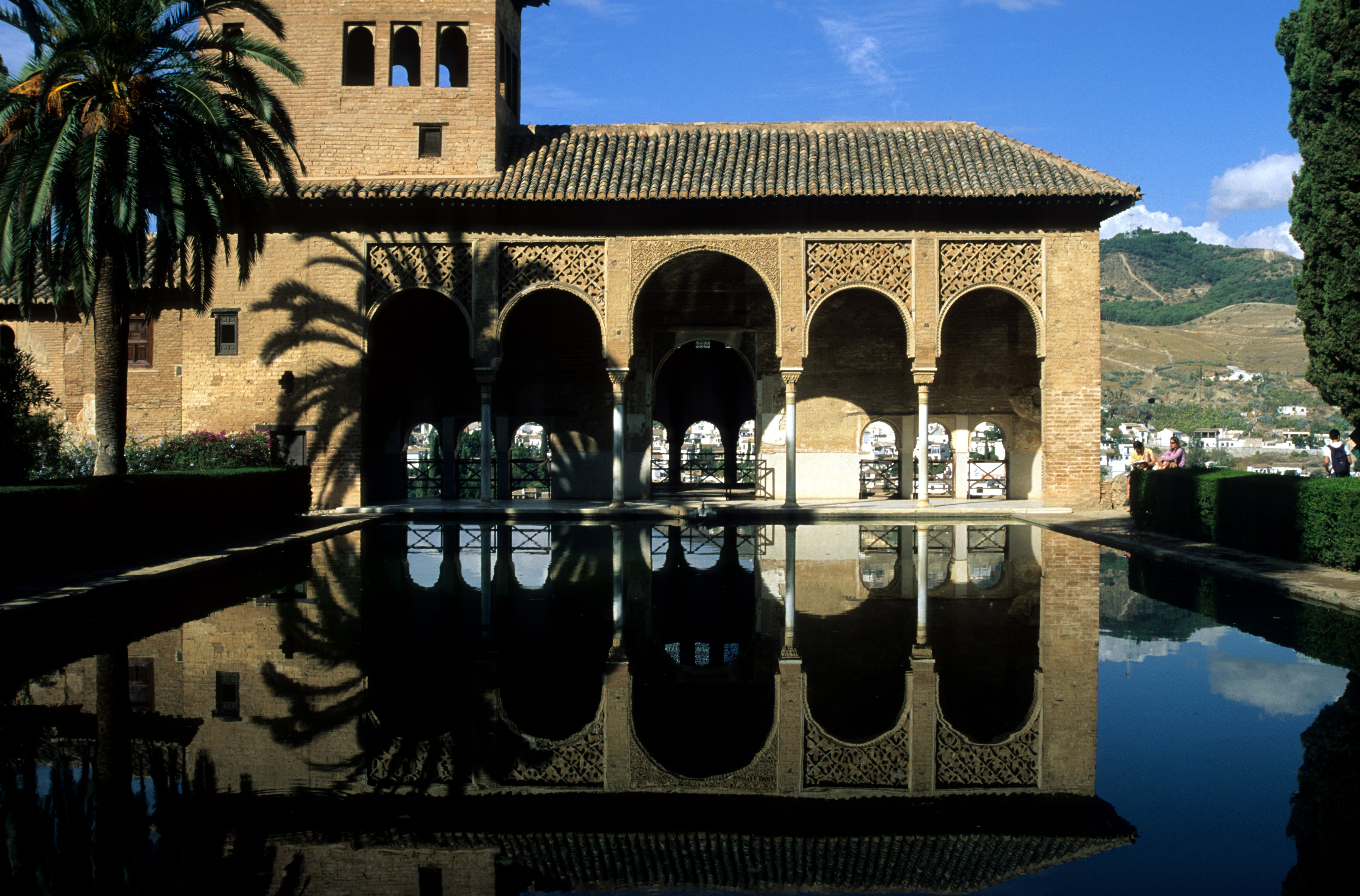 http://upload.wikimedia.org/wikipedia/commons/8/89/Alhambra_ElPartal.jpg