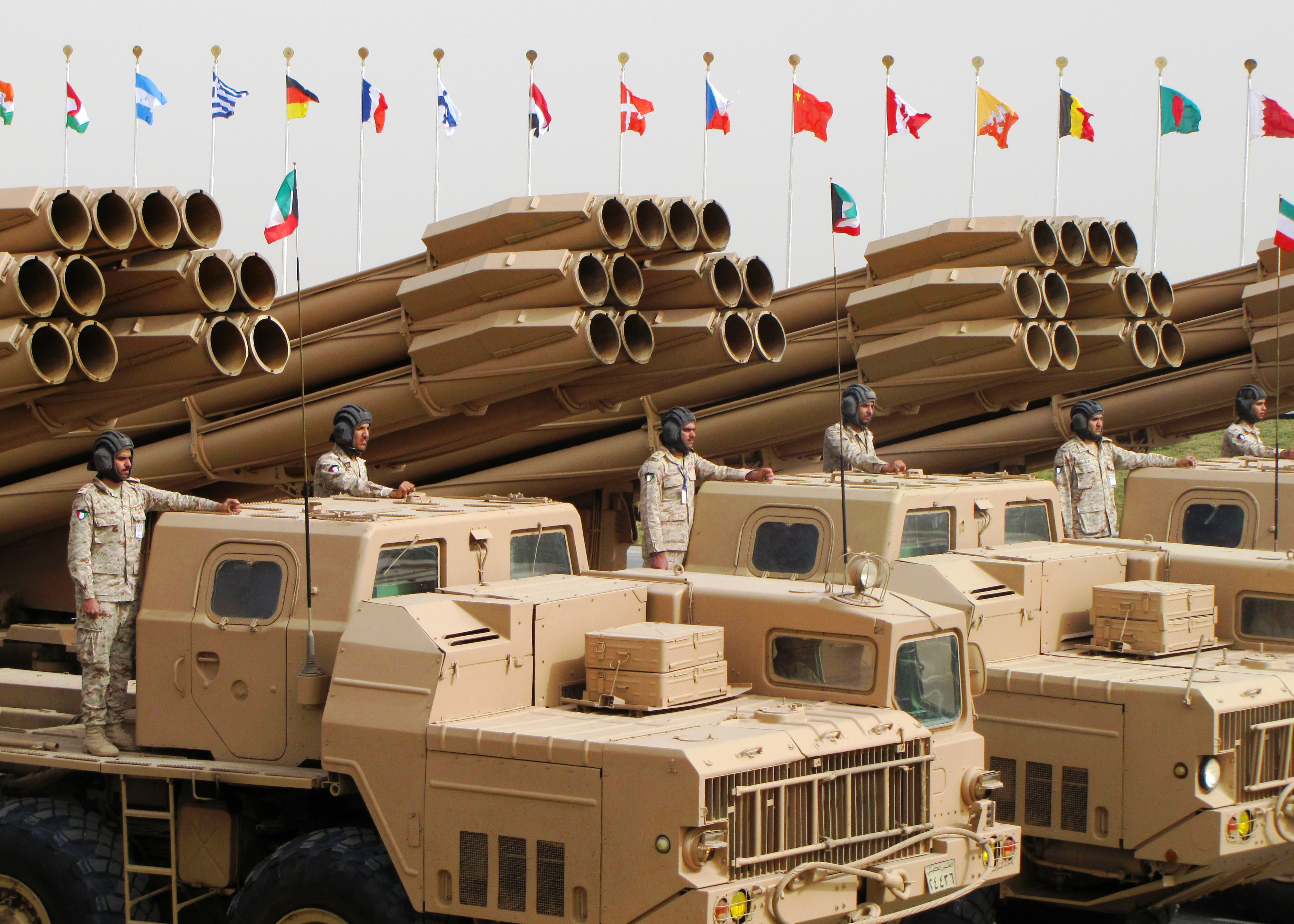  العراق يطلب200 مركبة برادلي القتال؛ الصفقة السعودية قيد التنفيذ Kuwait_BM-30_Smerch_launchers,_2011