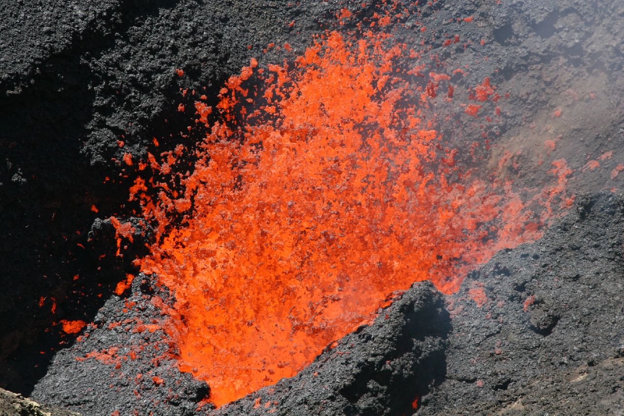 Villarrica_lava_fountain.jpg