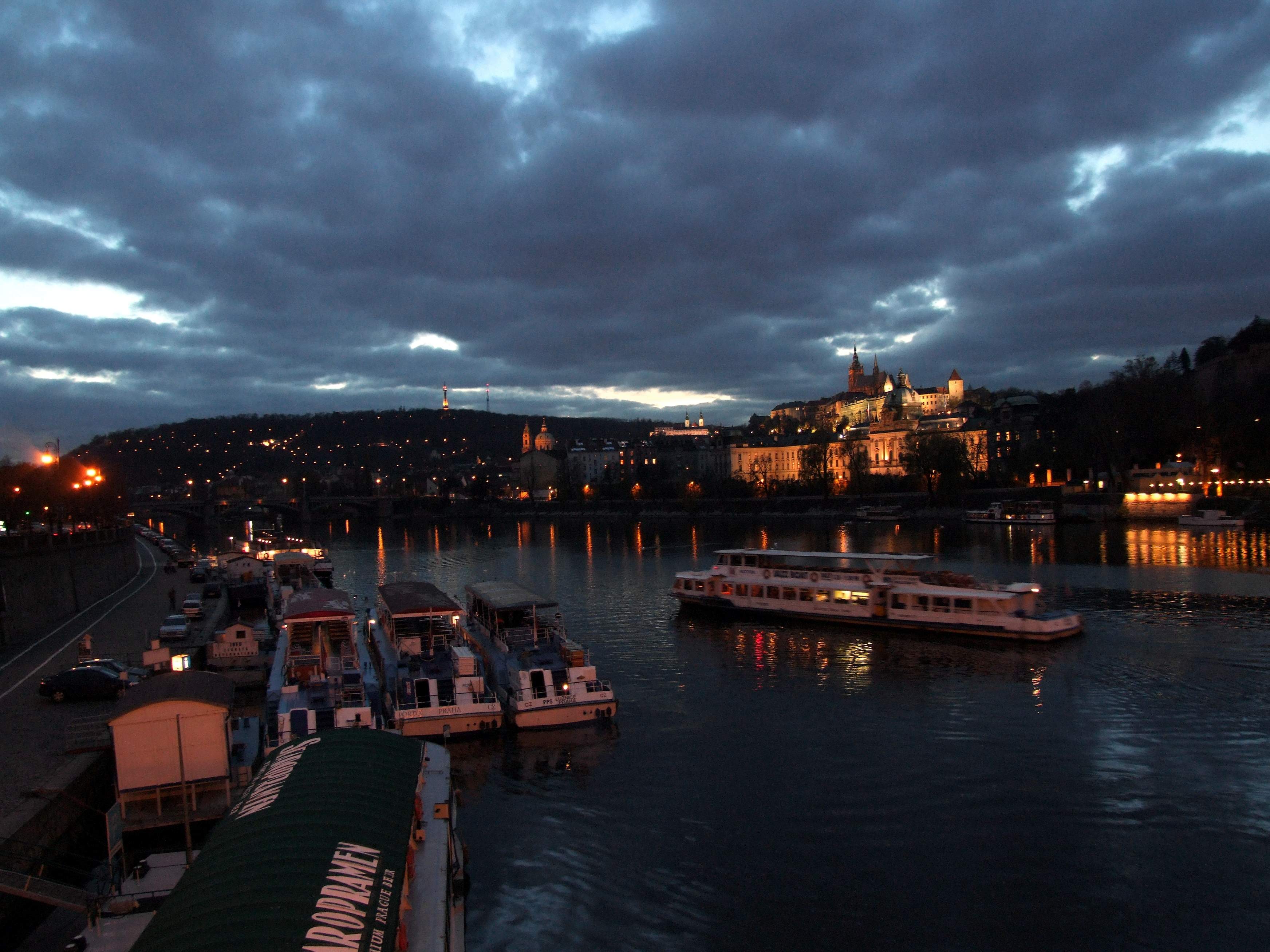 Boats on River Vltava in Praha 2006 - Quelle: WikiCommons