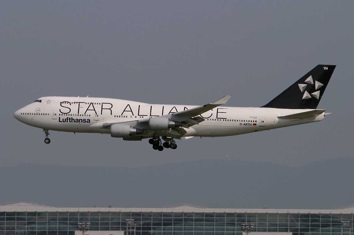 File:Boeing 747-430M, Star Alliance (Lufthansa) AN0361624.jpg