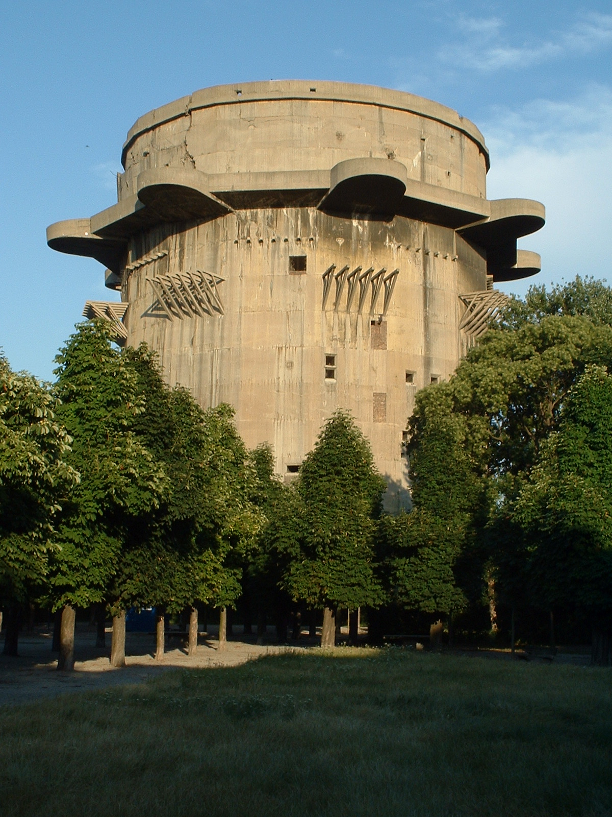 http://upload.wikimedia.org/wikipedia/commons/8/8a/Flag-G-Turm_Augarten.jpg