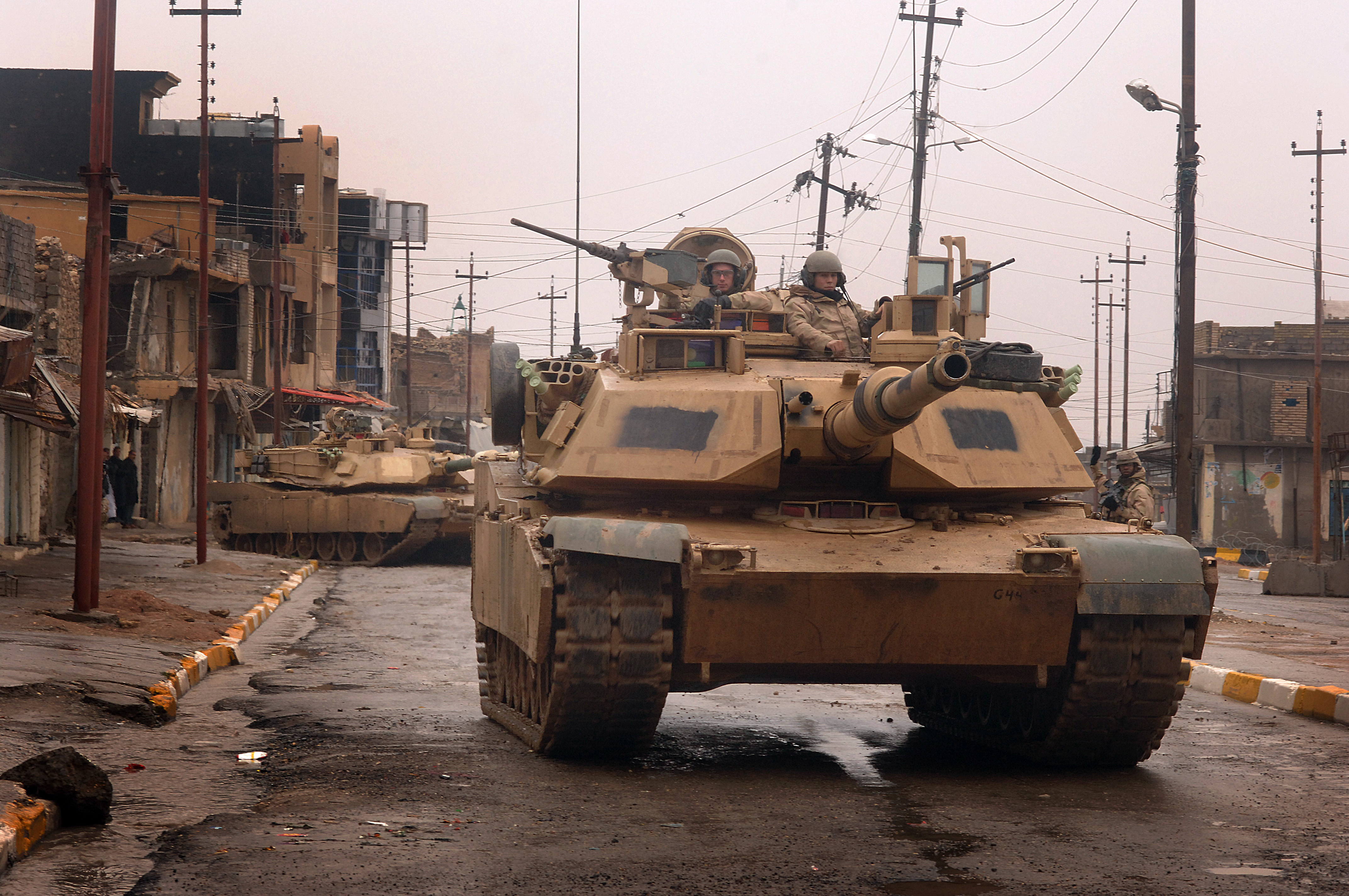 http://upload.wikimedia.org/wikipedia/commons/8/8a/U.S._Army_M1A2_Abrams_Iraq_2005.jpg