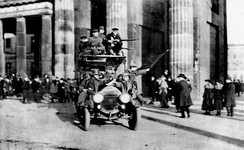 Bundesarchiv_Bild_183-B0527-0001-810%2C_Berlin%2C_Brandenburger_Tor%2C_Novemberrevolution.jpg