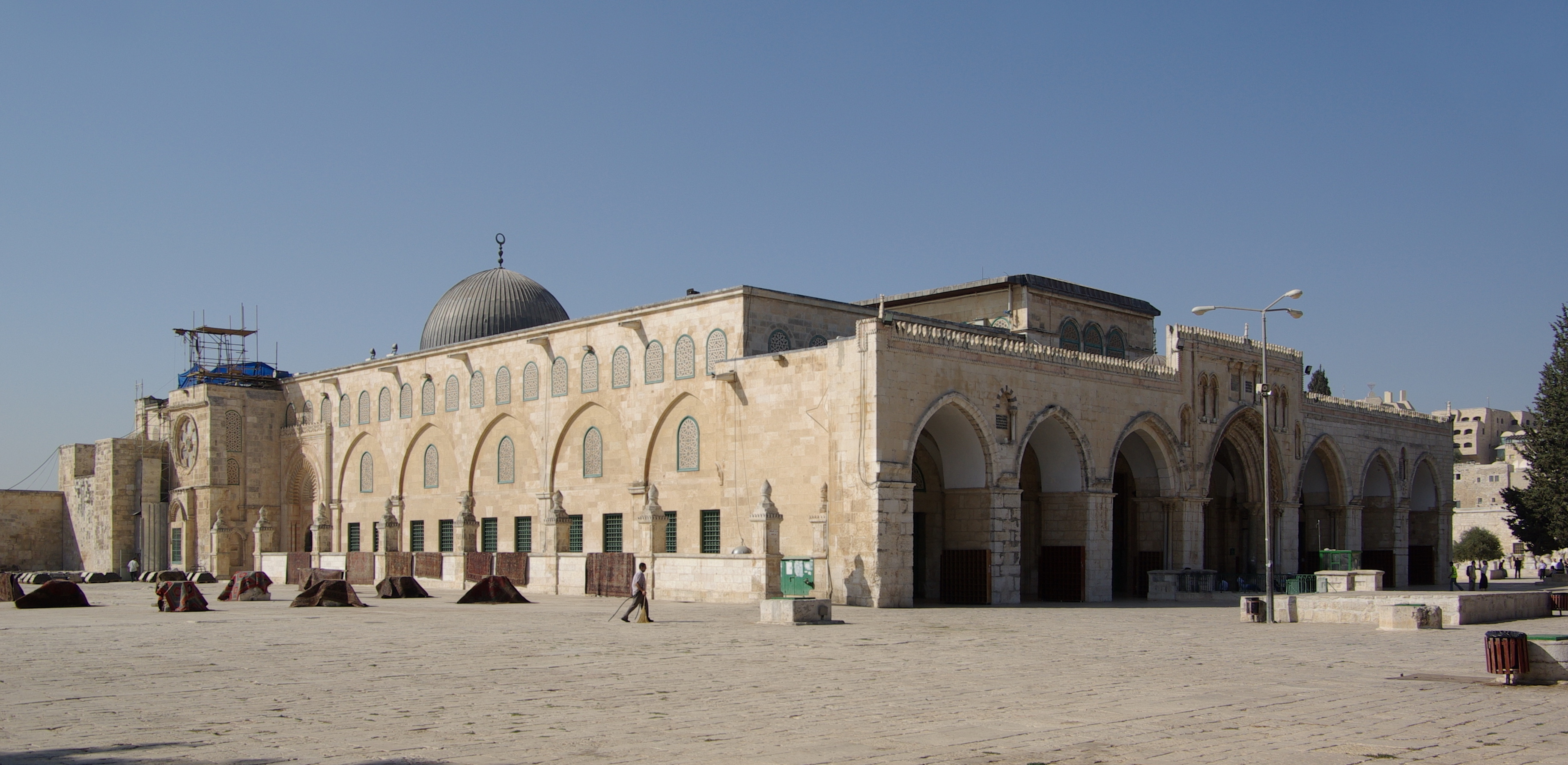 http://upload.wikimedia.org/wikipedia/commons/8/8b/Jerusalem_Al-Aqsa_Mosque_BW_2010-09-21_06-38-12.JPG