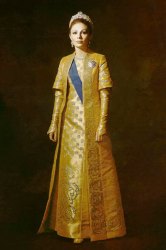 L'impératrice Farah Pahlavi porte une des robes de Haute Couture conçues par Keyvan Khosrovani dans le cadre de sa collection pour la maison royale.