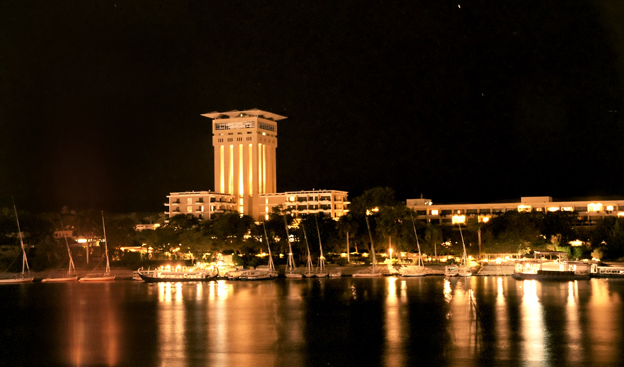 هى دى مصر ... هى دى بلدى ! Elephantine,_Oberoi_Hotel_by_Night,_Aswan,_Egypt,_Oct_2004