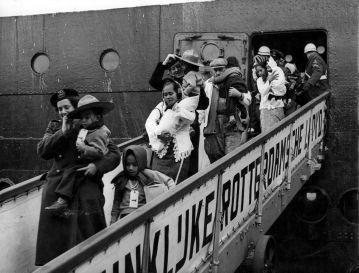 Tentara KNIL Ambon dan keluarganya tiba di Rotterdam pada 1951.