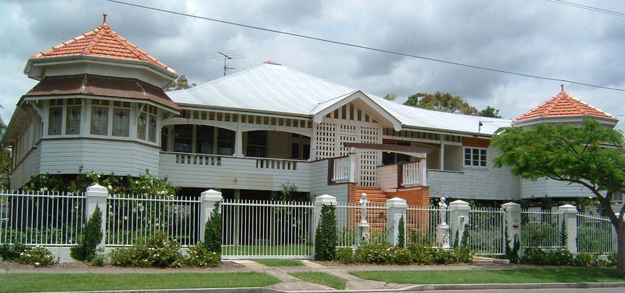 A Queenslander style house in New Farm. Photo taken by User:Adz on 8 October 2005.