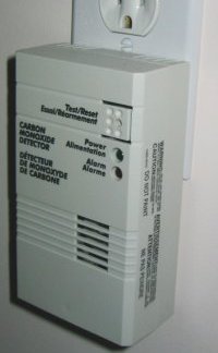 Carbon monoxide detector connected to a North American power outlet CO DETECTOR (cropped).JPG