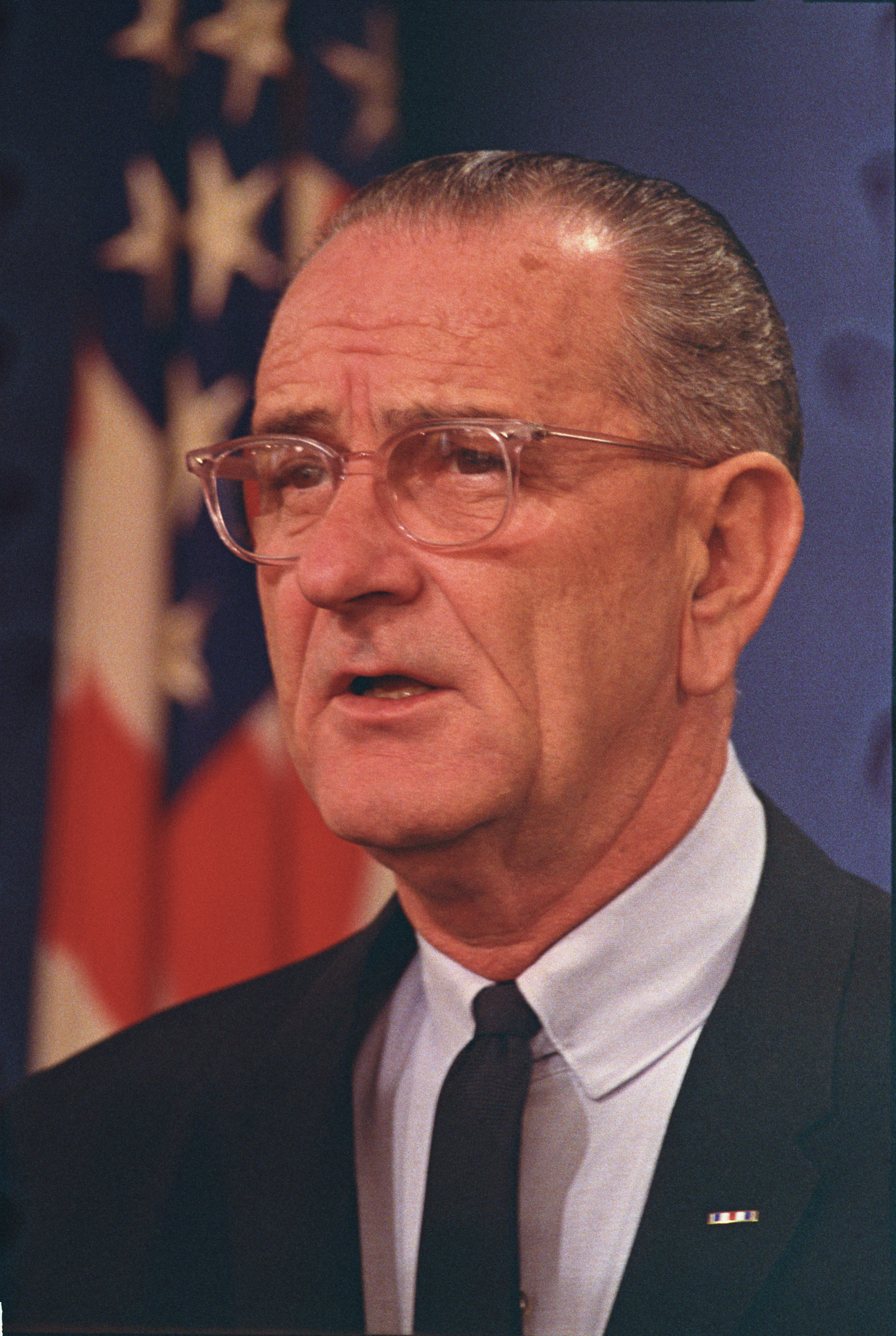 Lyndon_B._Johnson%2C_Honolulu_Conference_on_the_Vietnam_War_C1283-6_original.jpg