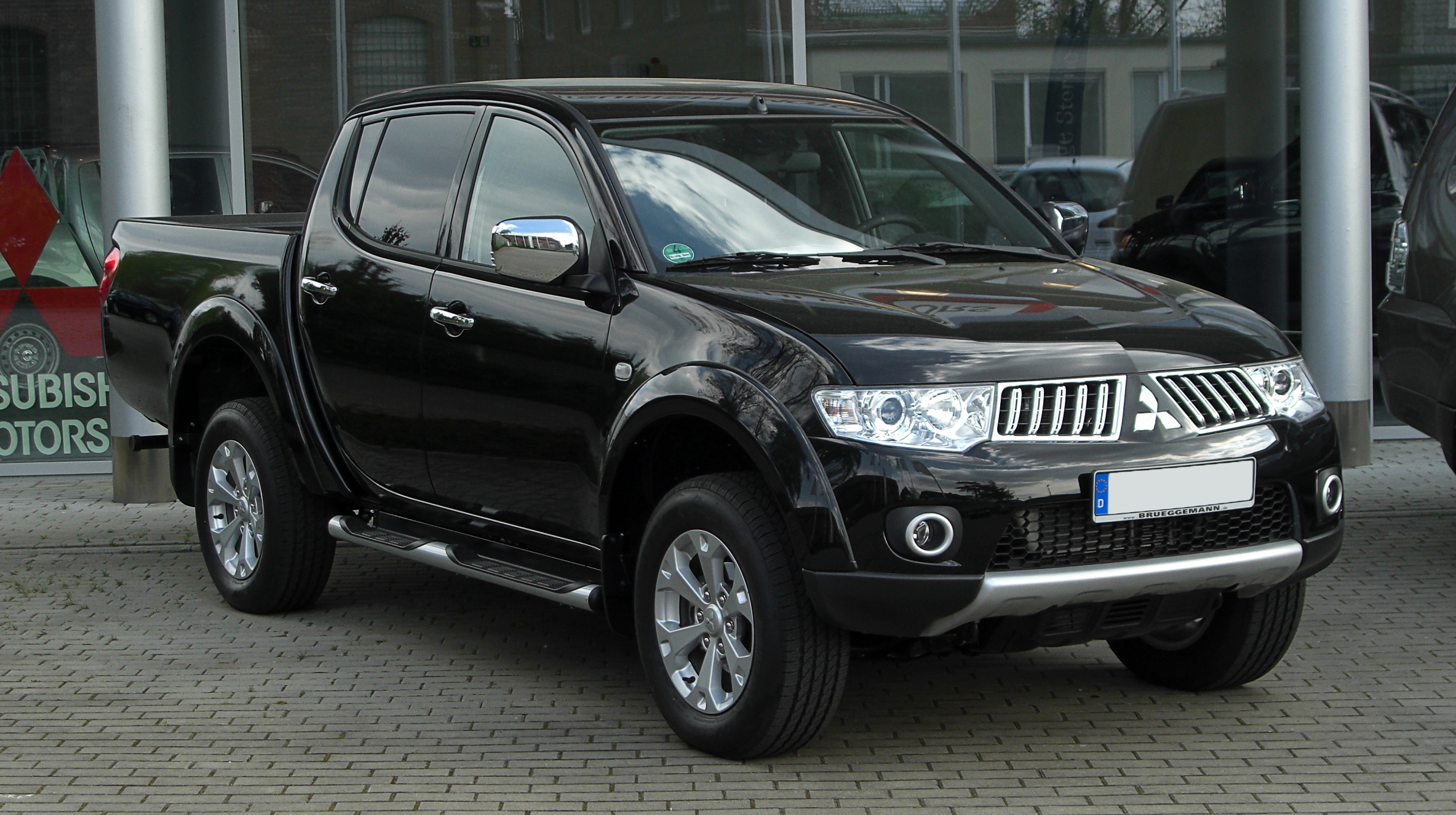 MODELOS DE L200 Mitsubishi_L200_2500_DI-D%2B_Intense_Doppelkabine_%28IV,_Facelift%29_%E2%80%93_Frontansicht,_16._April_2011,_Hilden