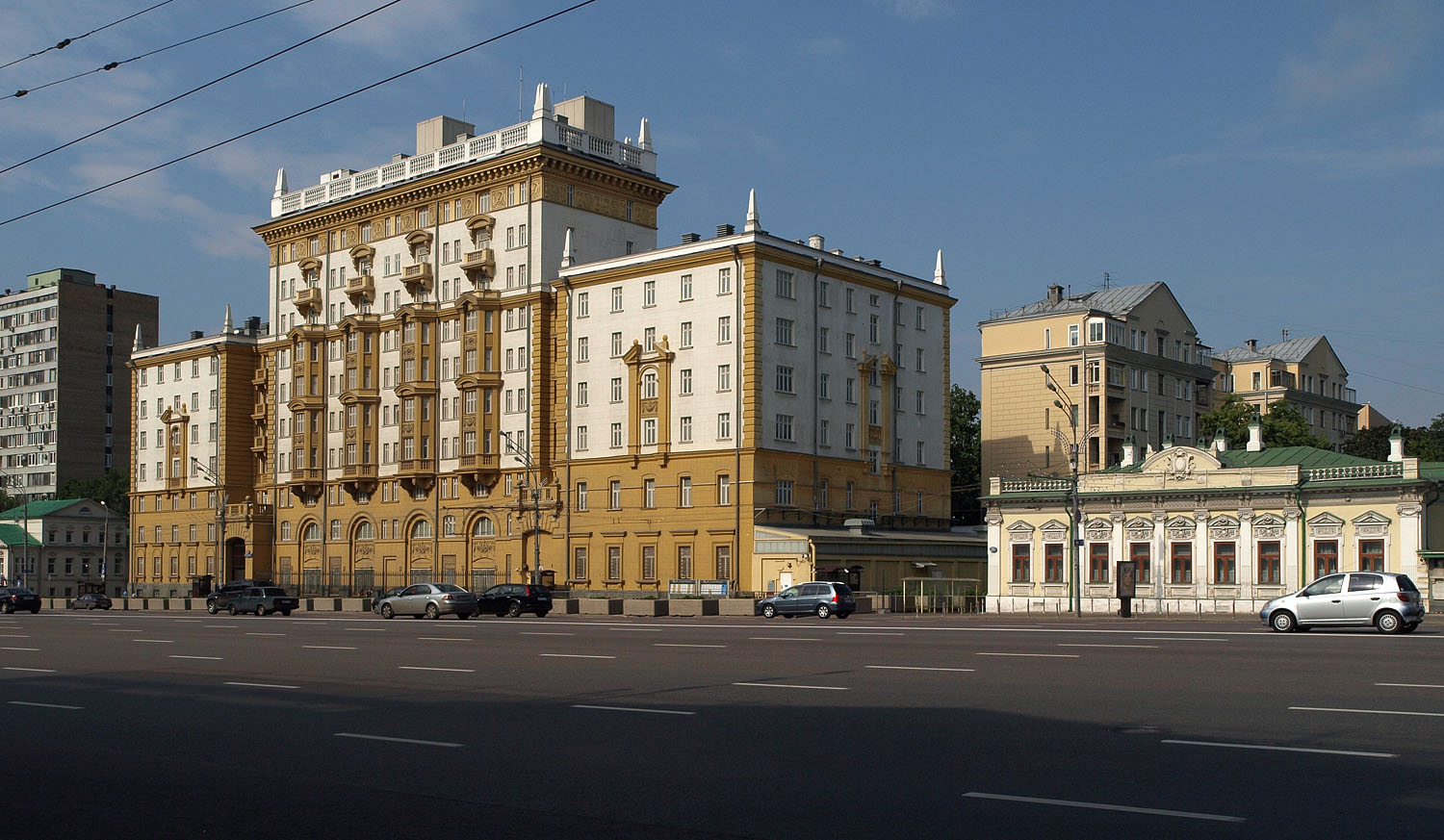 http://upload.wikimedia.org/wikipedia/commons/8/8f/Moscow,_US_Embassy_and_Chalyapin_house.jpg