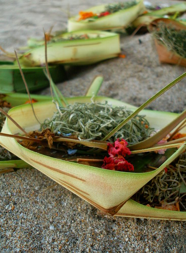 파일:Offerings on the sand, Kuta Beach, Bali.JPG
