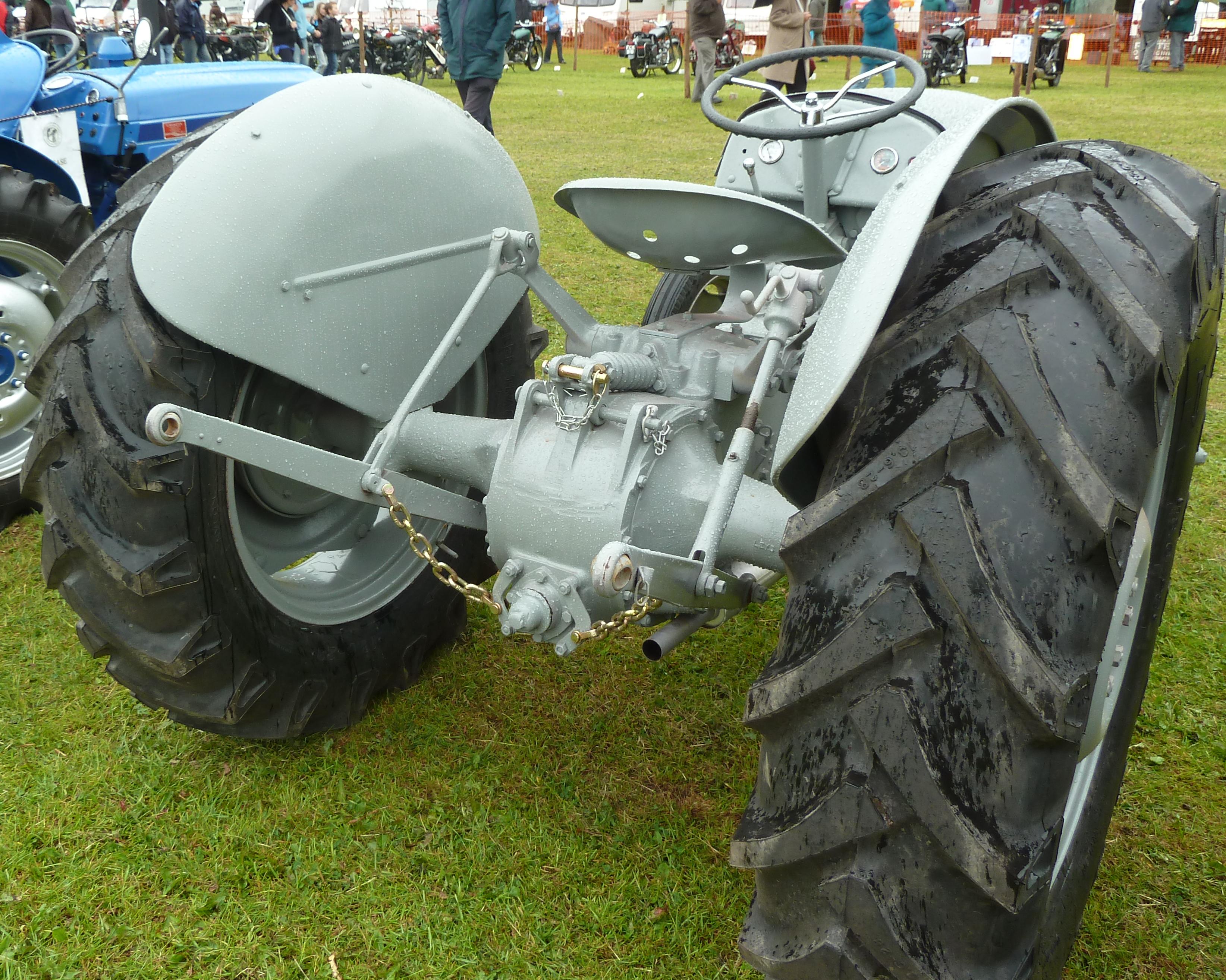 Tractor desconocido. ¿sabriais decirme que tractor es? Three-point_linkage,_Ferguson_TE-20,_Abergavenny