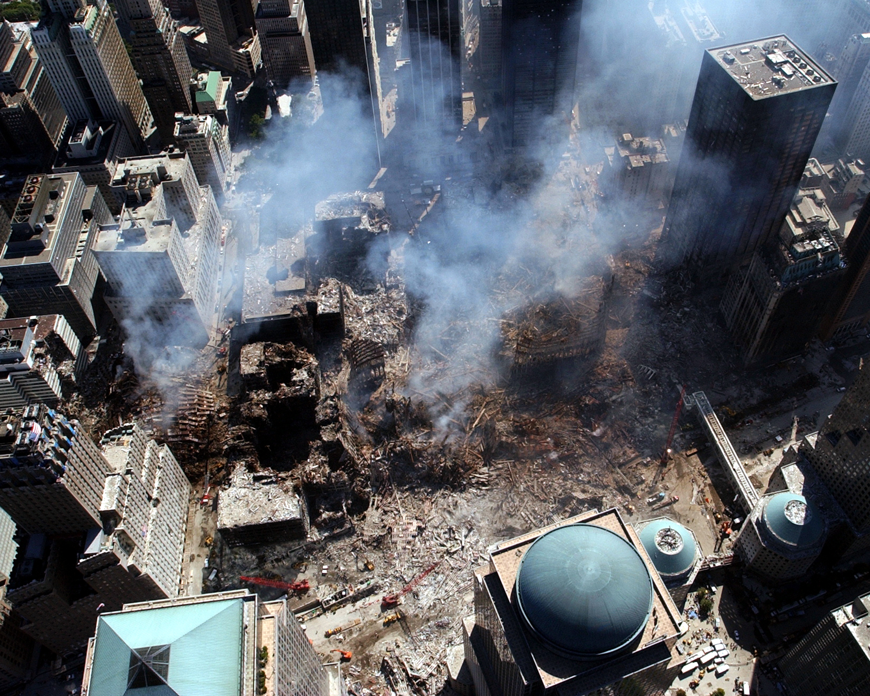 http://upload.wikimedia.org/wikipedia/commons/8/8f/US_Navy_010917-N-7479T-508_World_Trade_Center_collapse.jpg