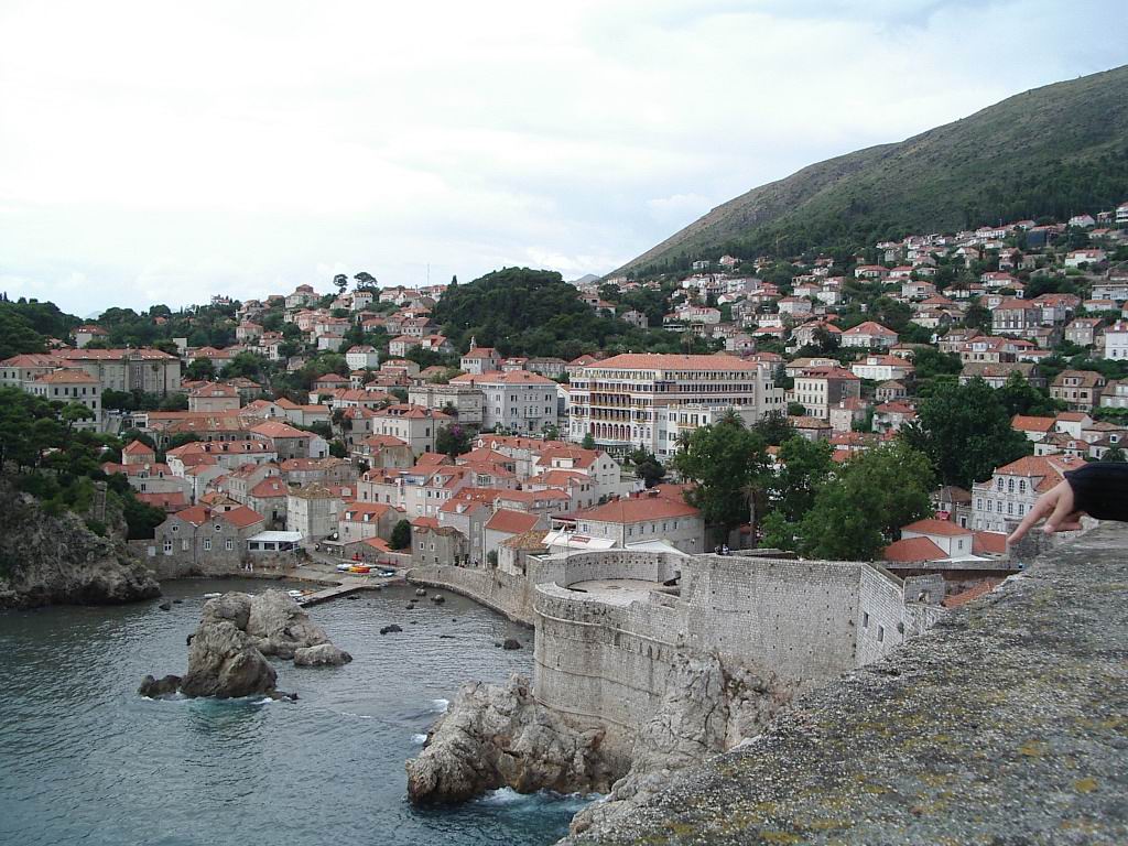 http://upload.wikimedia.org/wikipedia/commons/9/90/Dubrovnik-vistadesel_mar.jpg