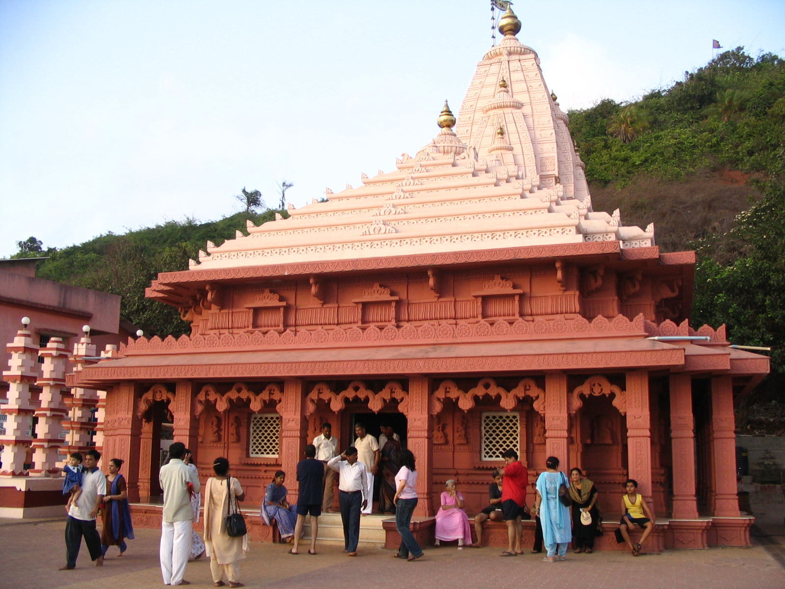 http://upload.wikimedia.org/wikipedia/commons/9/90/Ganpati_Temple,_Ganpatipule.JPG