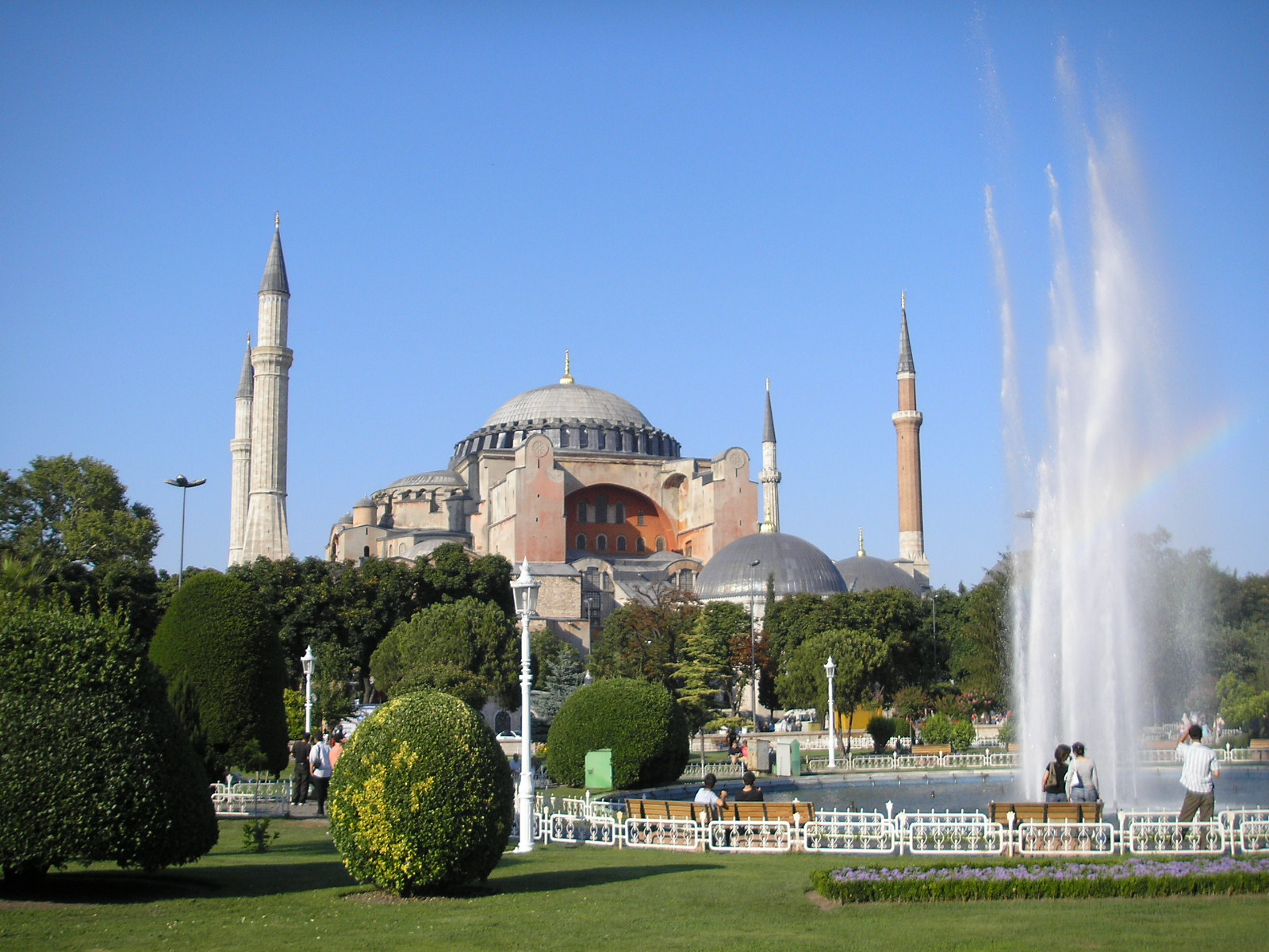 Hagia_Sophia_exterior_2007_002.jpg