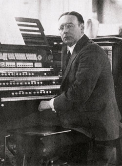 Хили Уиллан за органом, 1918 год