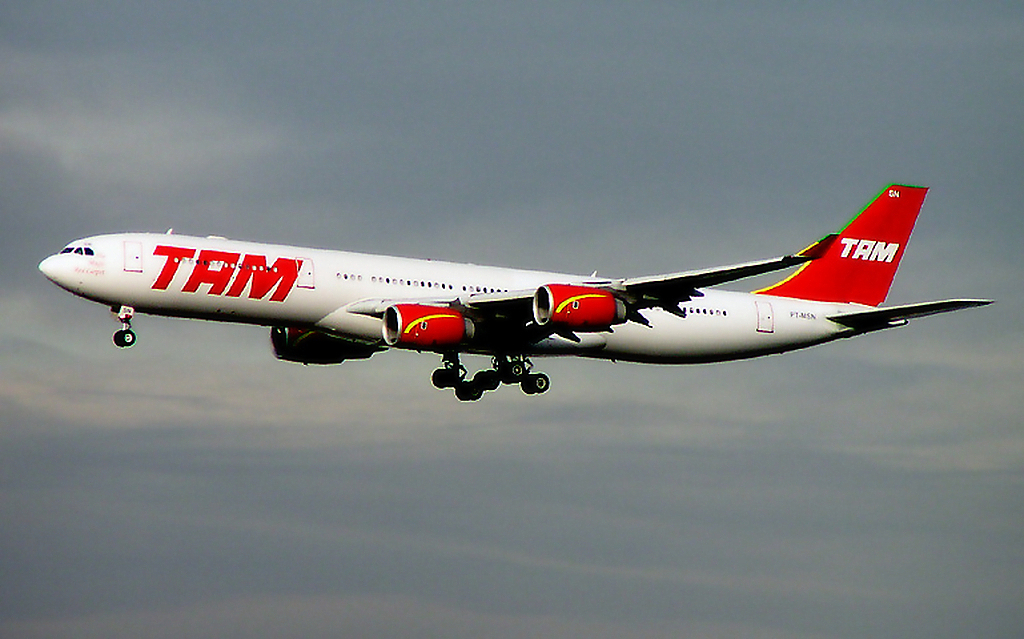 TAM_A340-500_PT-MSN_FRA.jpg