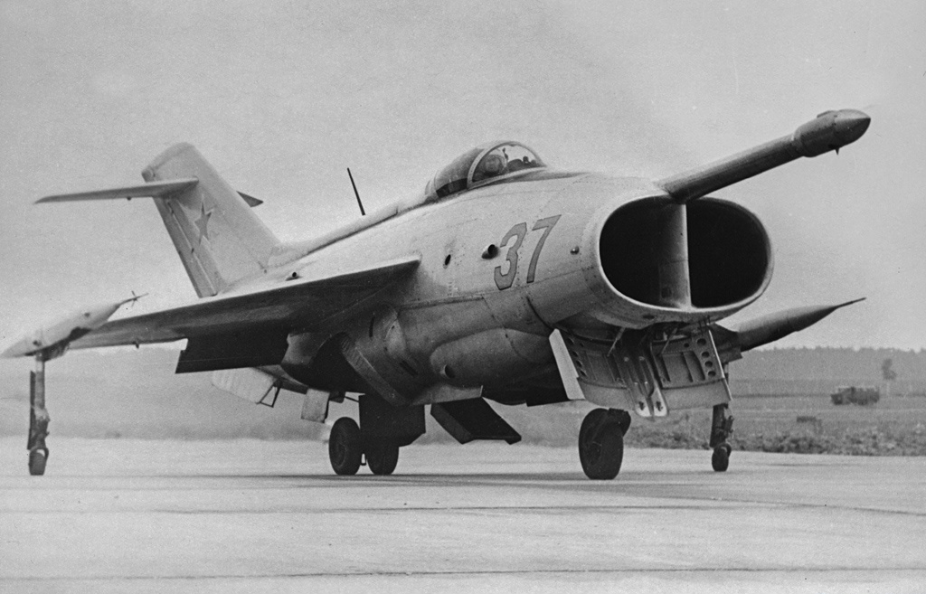 Yakovlev_Yak-36_in_July_1967_(3).jpg